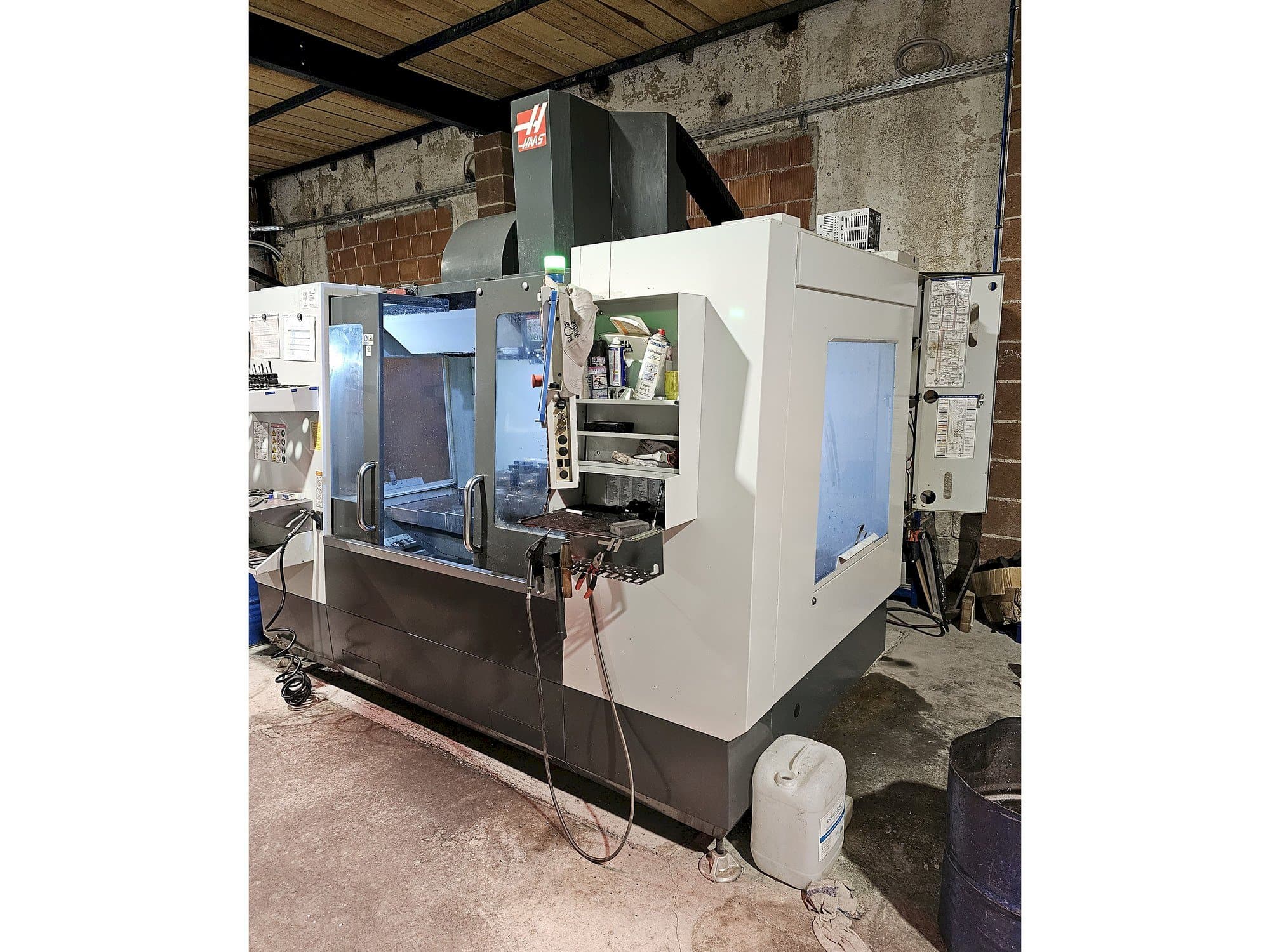 Makine  HAAS VM3 - Önden görünüm