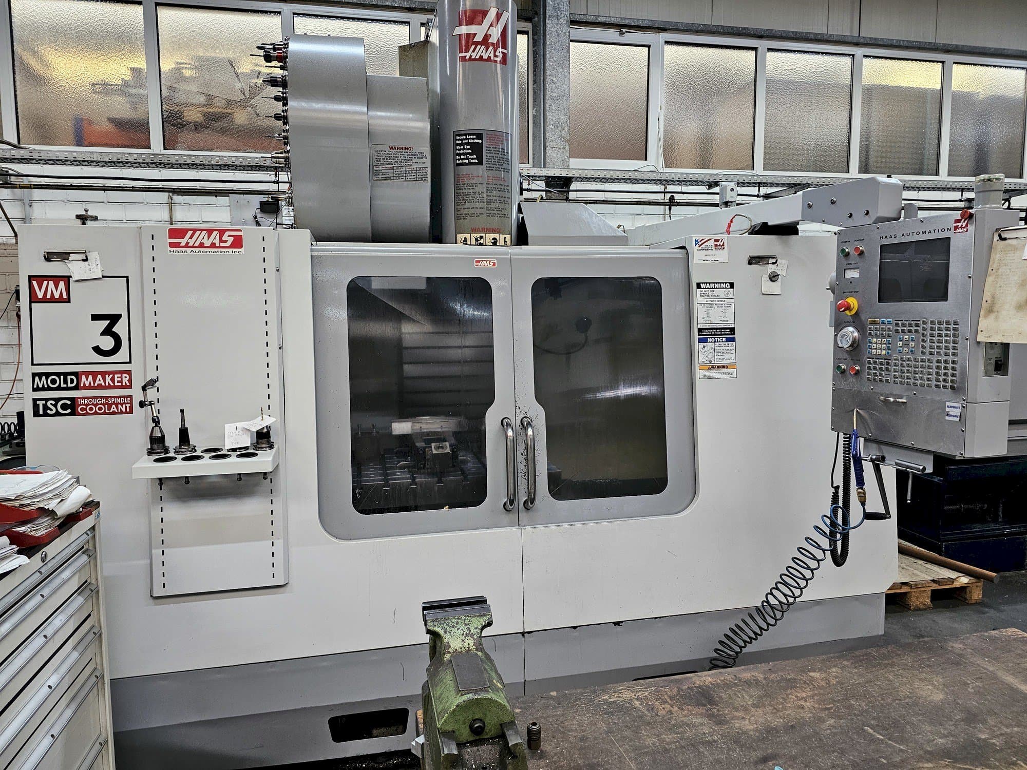 Makine  HAAS VM 3 - Önden görünüm