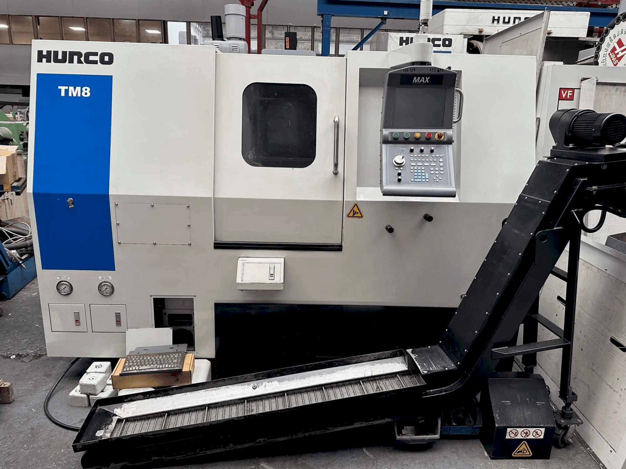 Makine  Hurco TM8 - Önden görünüm