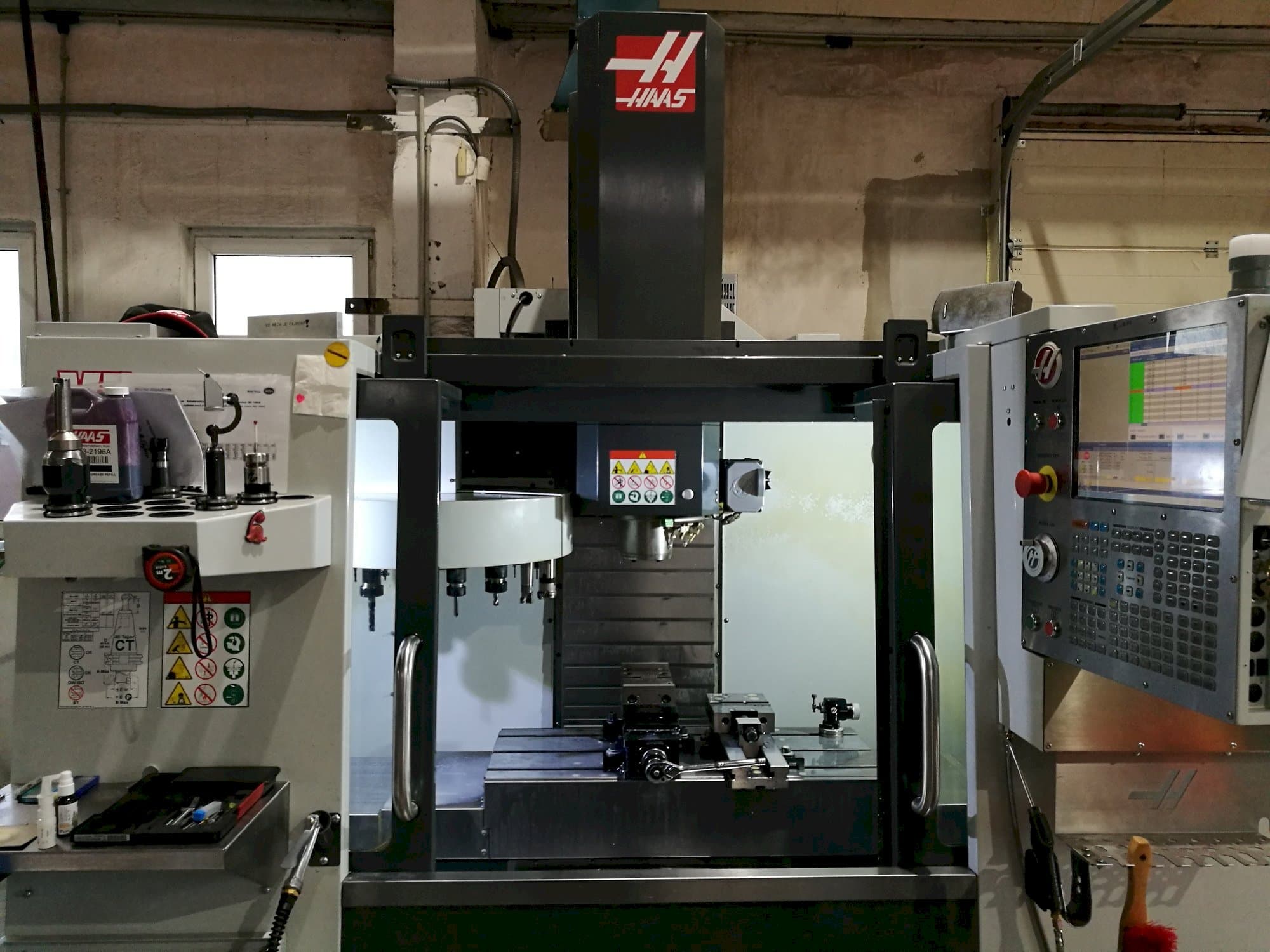 Makine  HAAS VF-2 - Önden görünüm