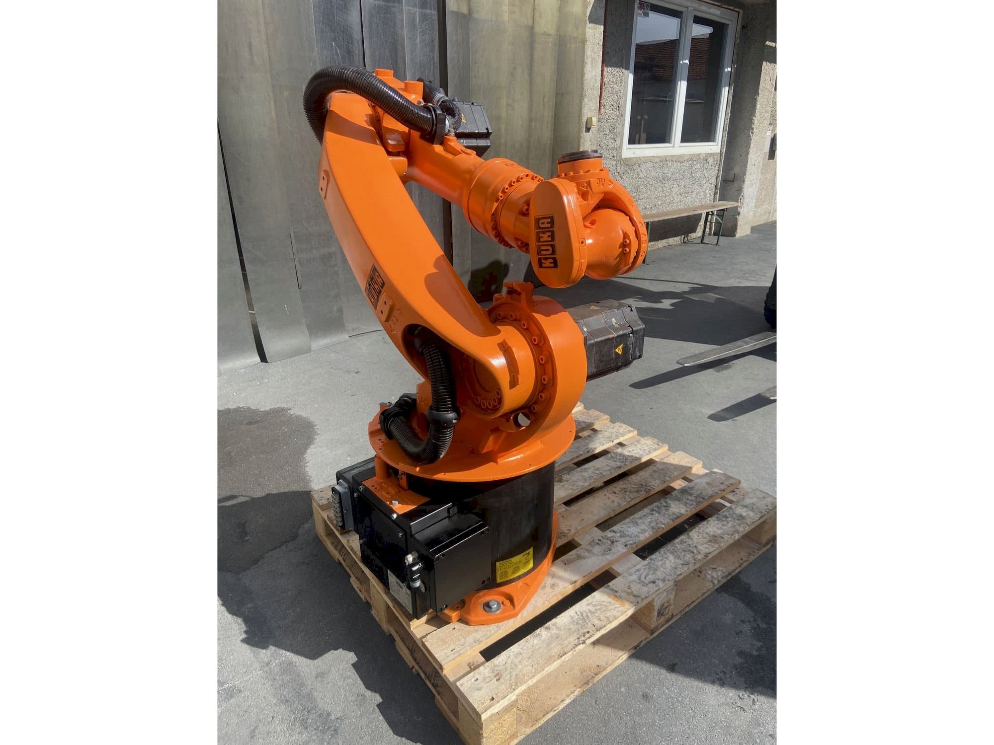 Makine  KUKA Kr16 - Önden görünüm