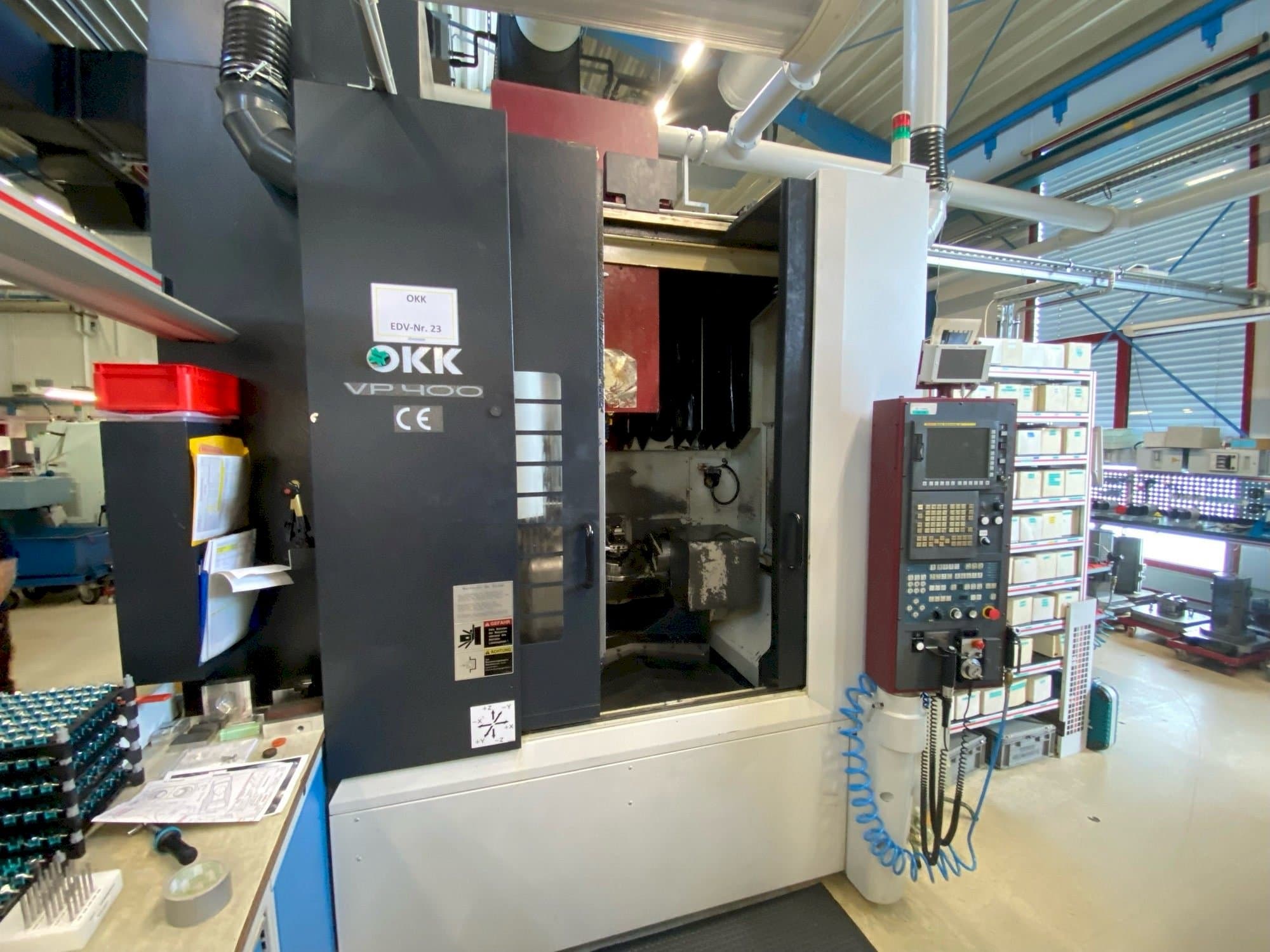 Makine  OKK VP400 - Önden görünüm