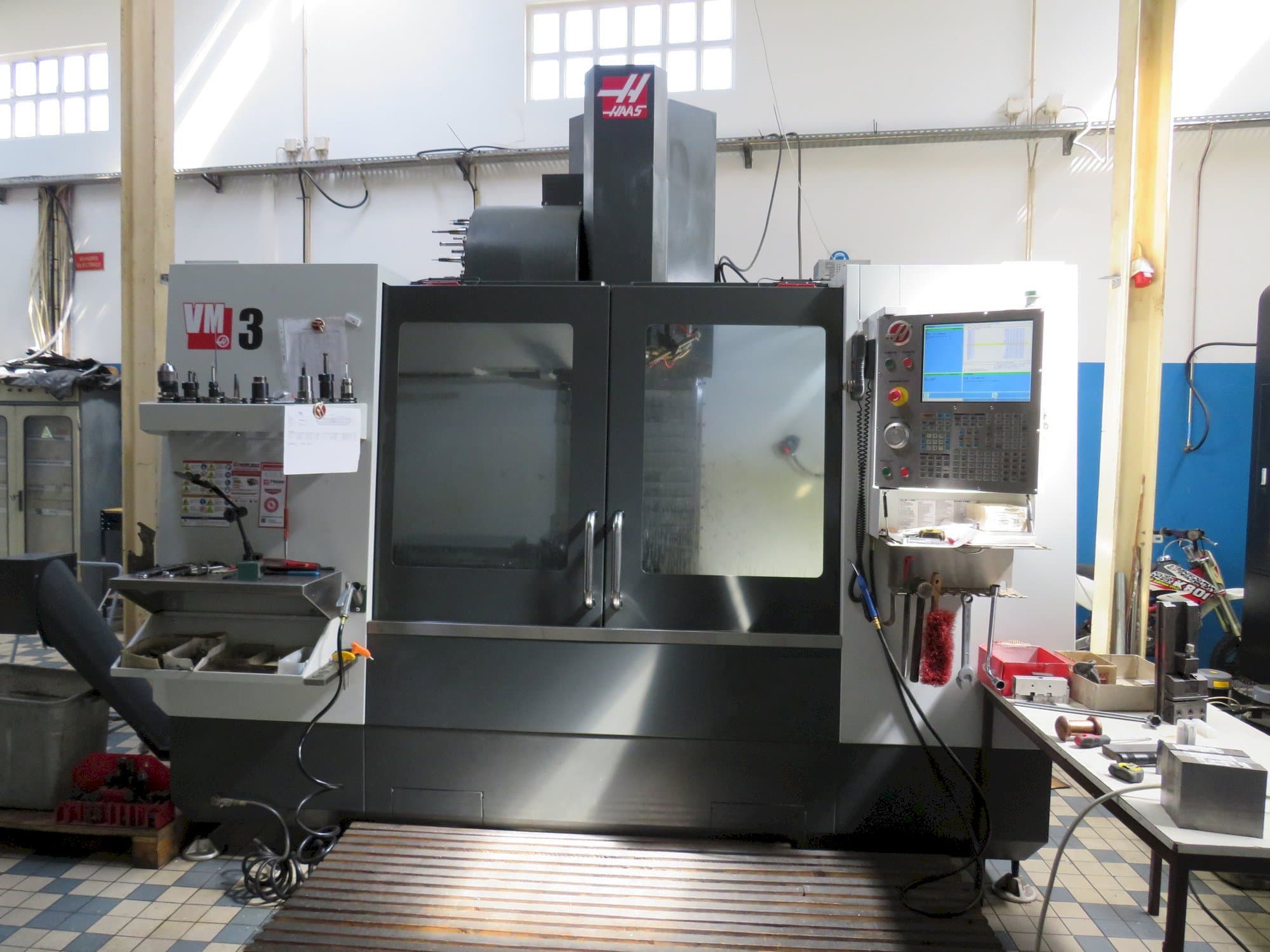 Makine  HAAS VM3 - Önden görünüm