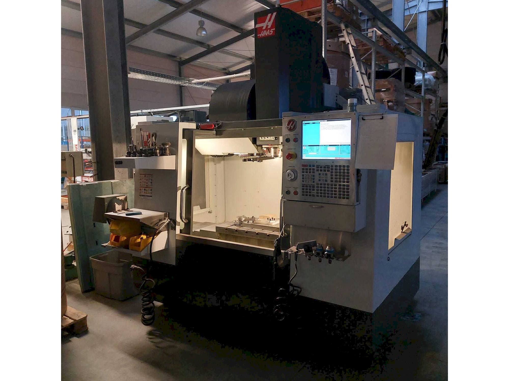 Makine  HAAS VM-2 - Önden görünüm