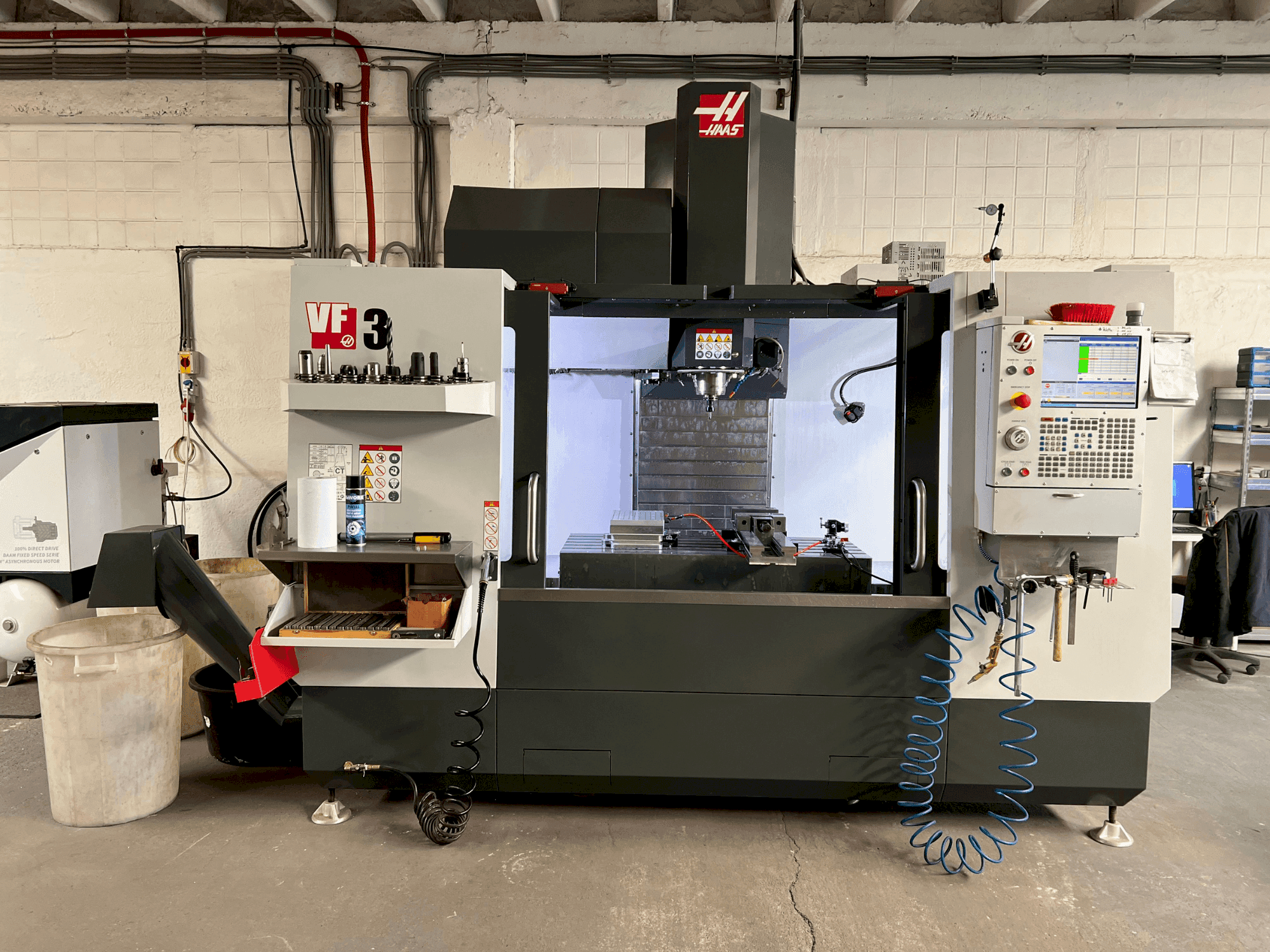 Makine  HAAS VF-3 - Önden görünüm