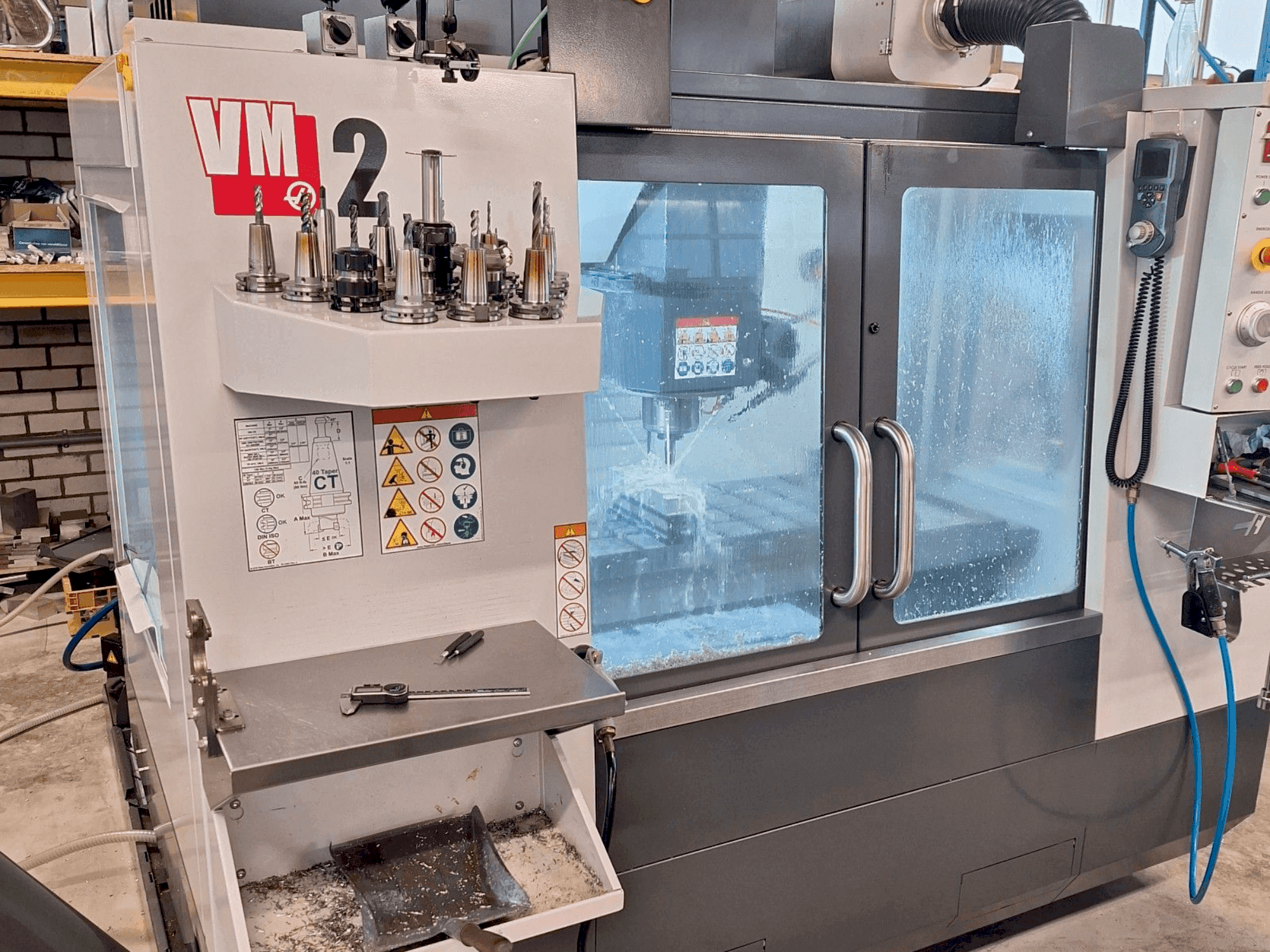 Makine  HAAS VM-2 - Önden görünüm