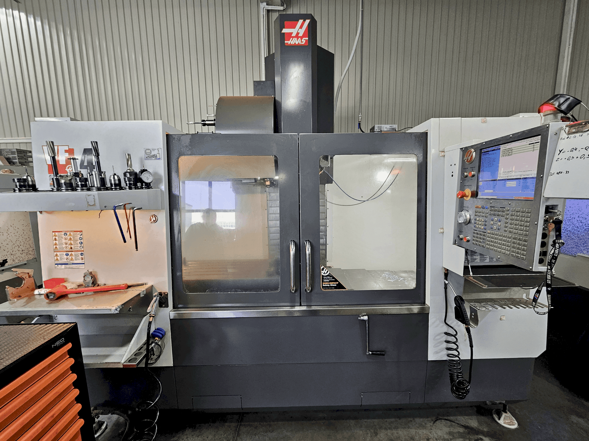 Makine  HAAS VF-4 - Önden görünüm