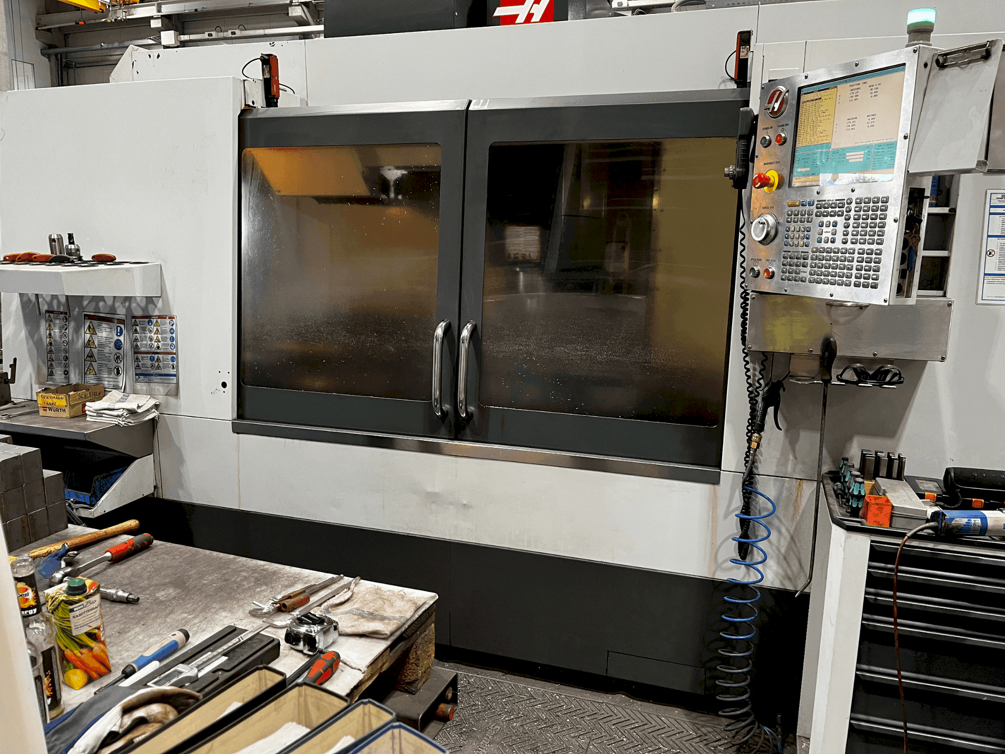 Makine  HAAS VM-6 - Önden görünüm