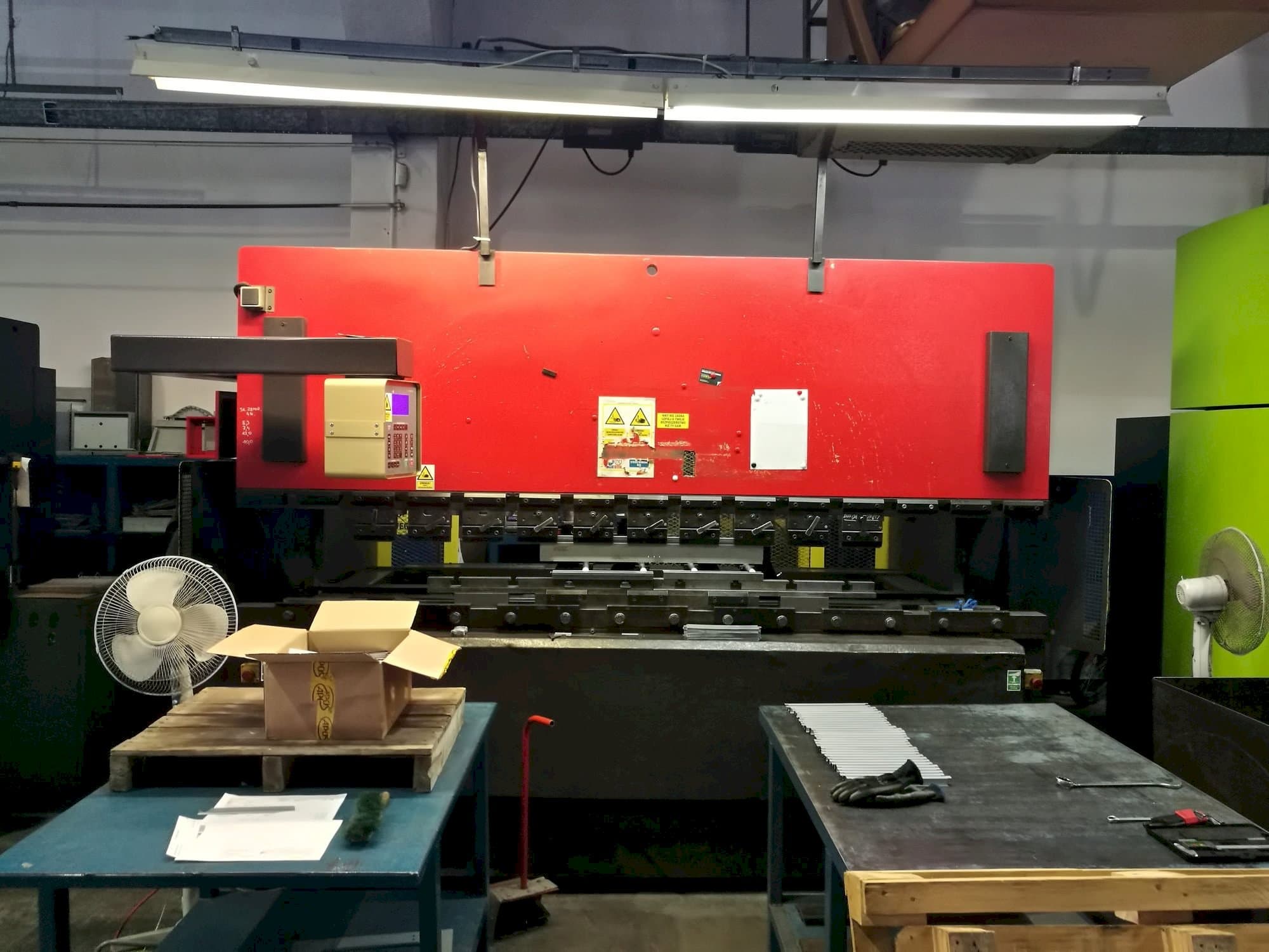 Makine  AMADA ITS - Önden görünüm
