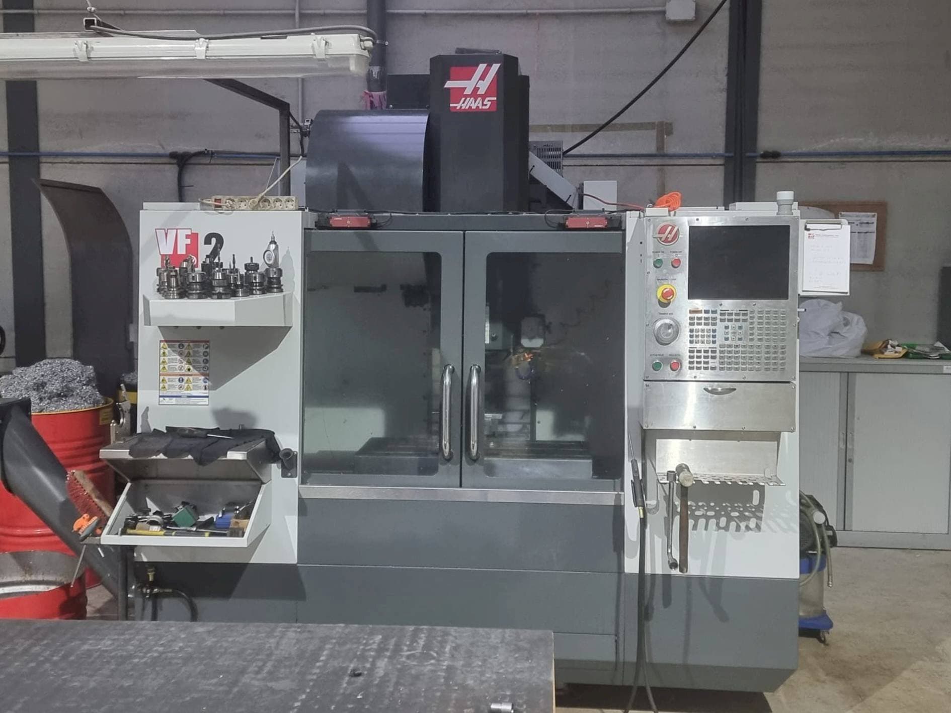 Makine  HAAS VF-2 - Önden görünüm