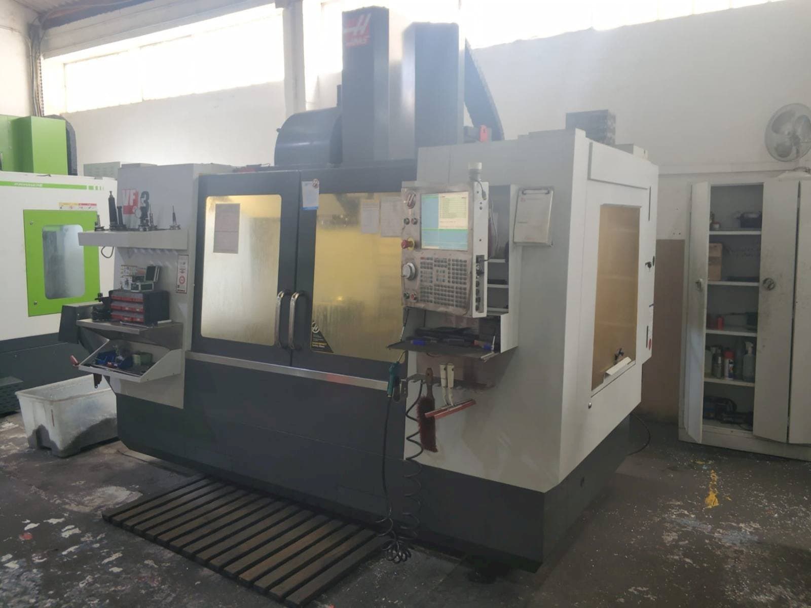 Makine  HAAS VF-3 - Önden görünüm