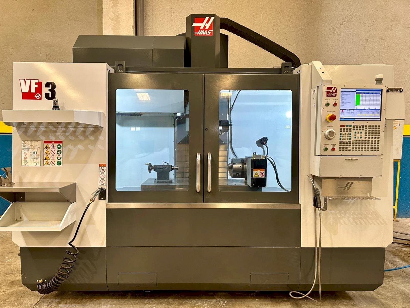 Makine  HAAS VF-3 - Önden görünüm