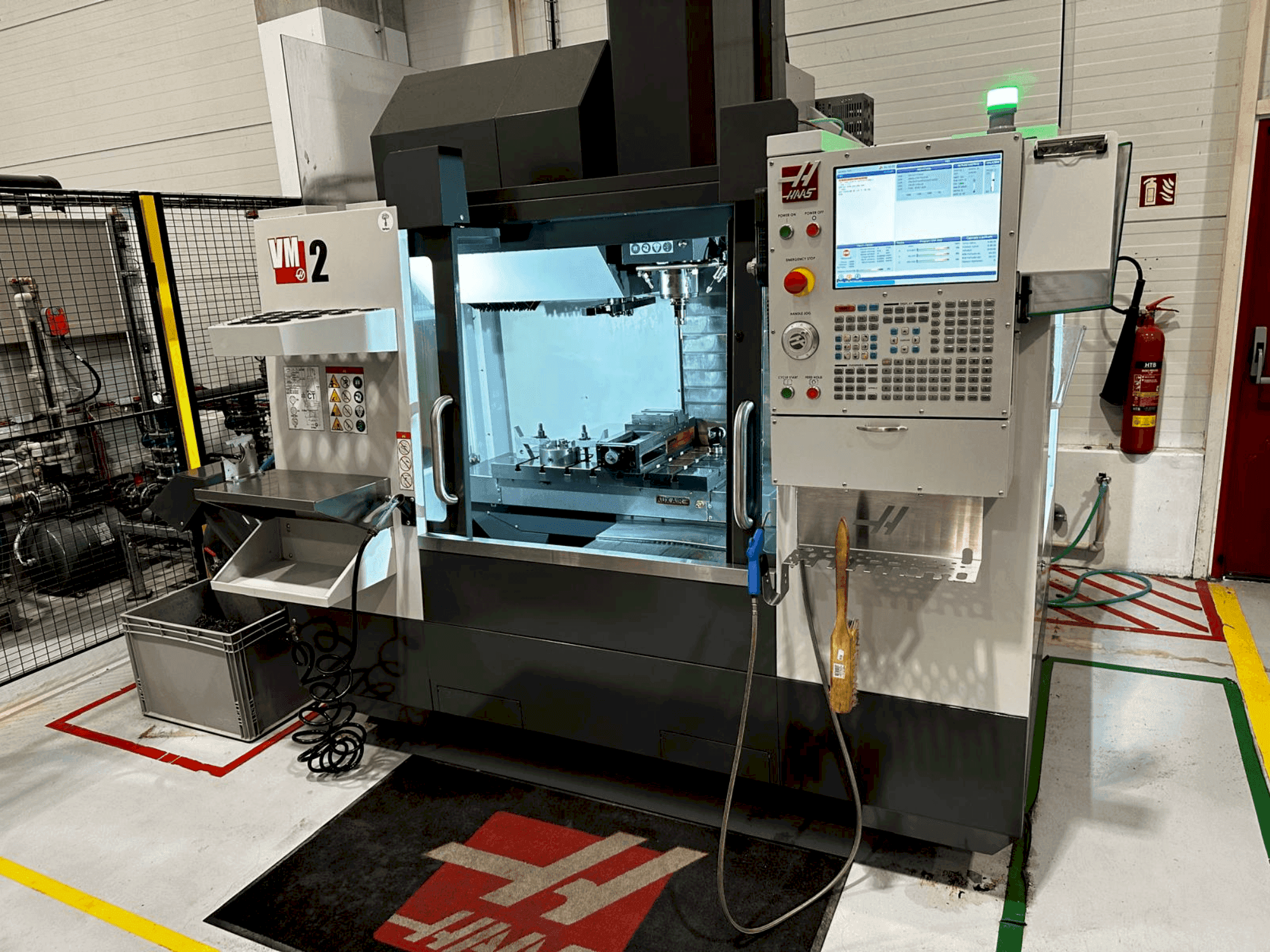 Makine  HAAS VM-2 - Önden görünüm