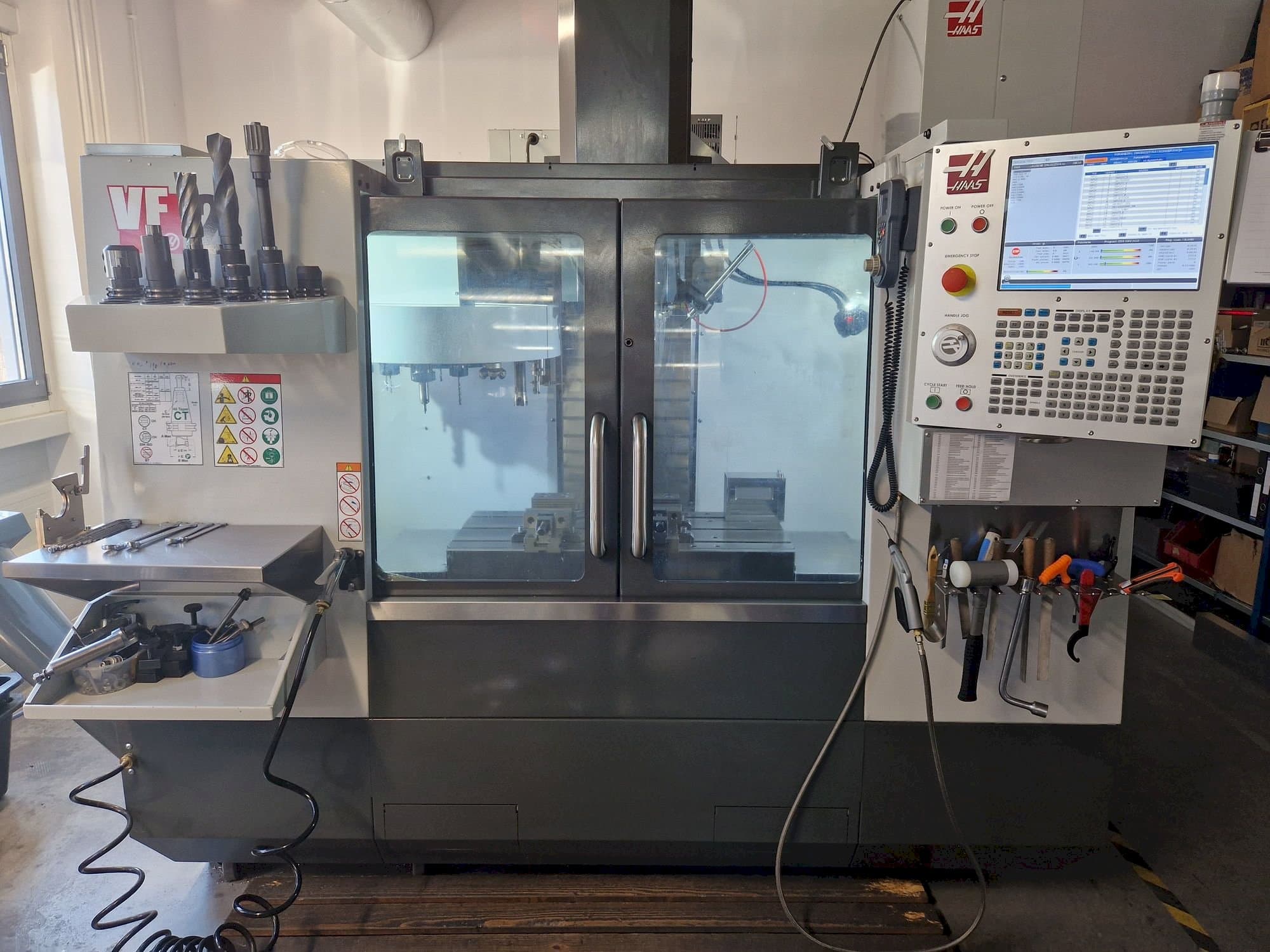 Makine  HAAS VF-2 - Önden görünüm