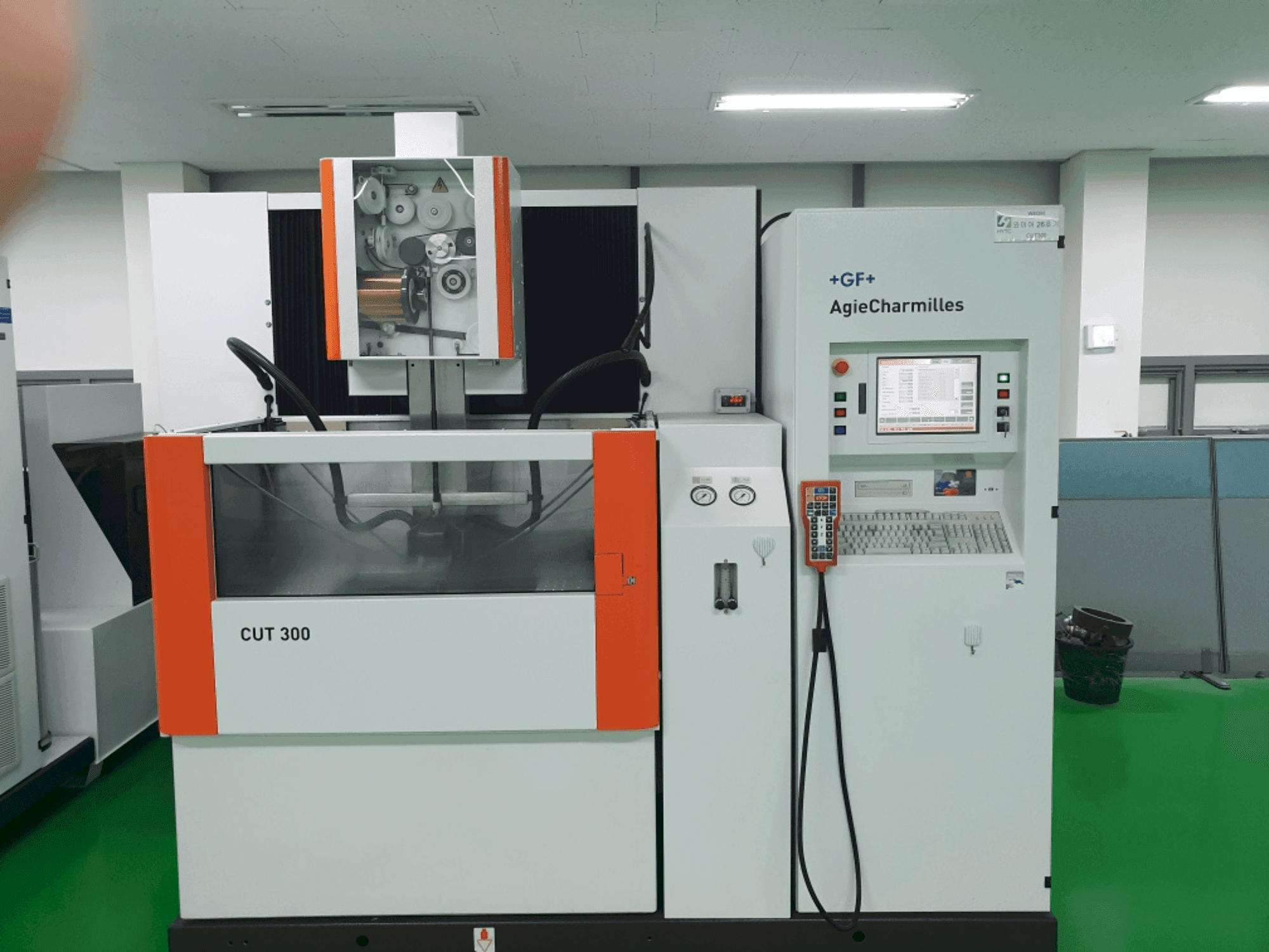 Makine AGIE CUT 300 - Önden görünüm