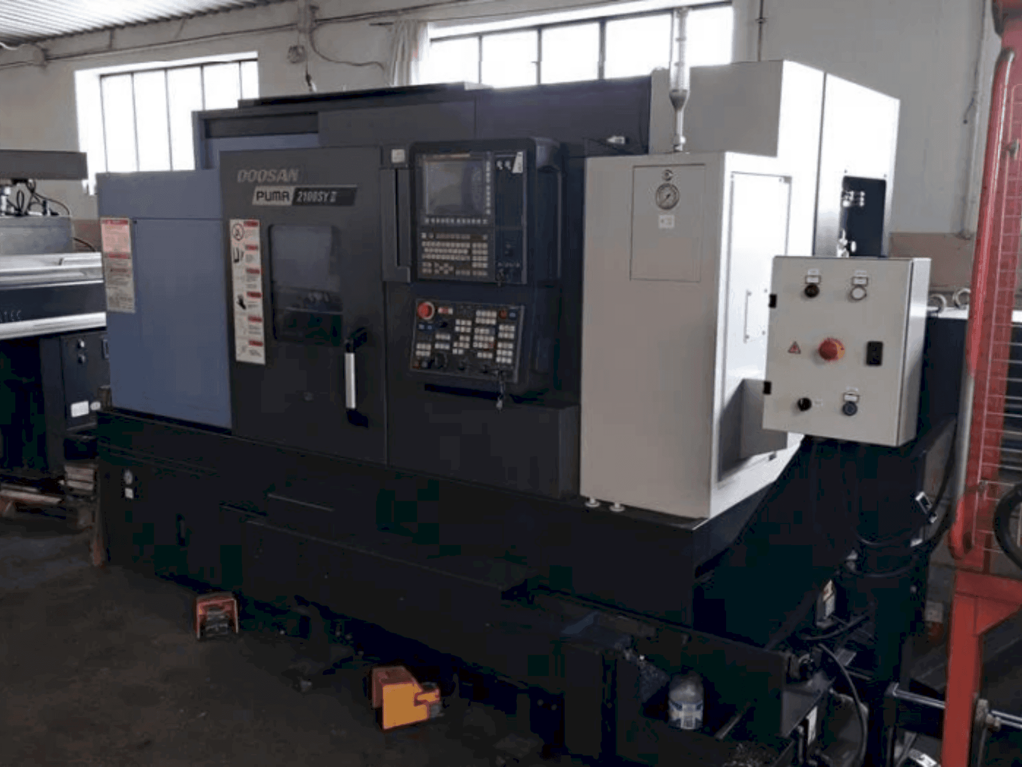 Makine DOOSAN PUMA 2100 SY II - Önden görünüm