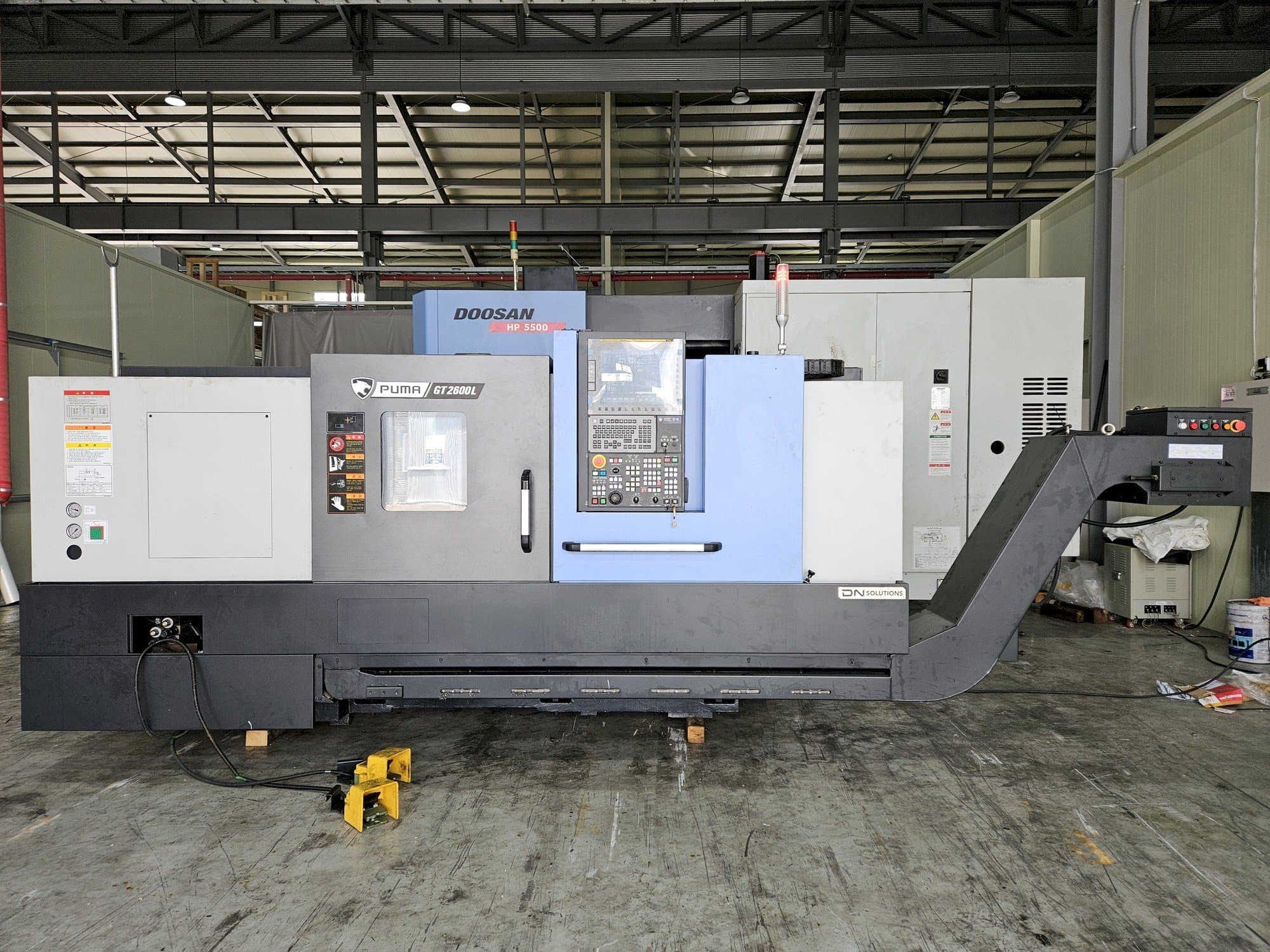 Makine DN SOLUTIONS PUMA GT2600L - Önden görünüm