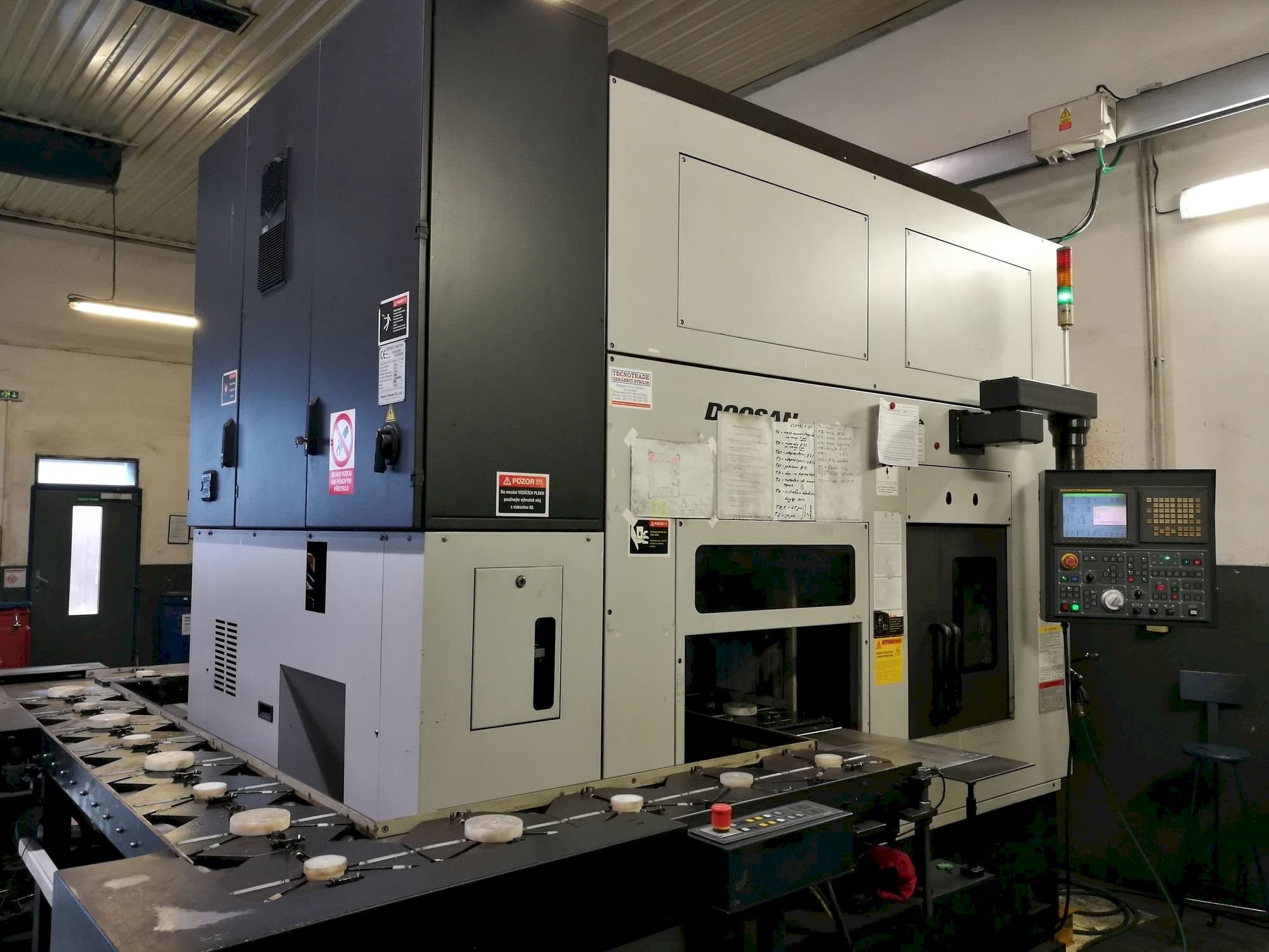 Makine Doosan Puma Inverturn 3000M - Önden görünüm