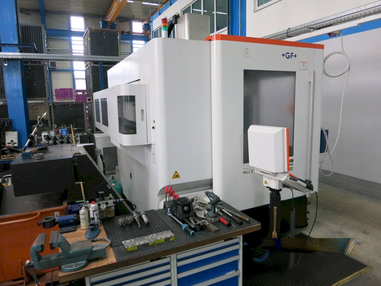 Makine +GF+ AgieCharmilles Mikron Mill E 700 U - Önden görünüm