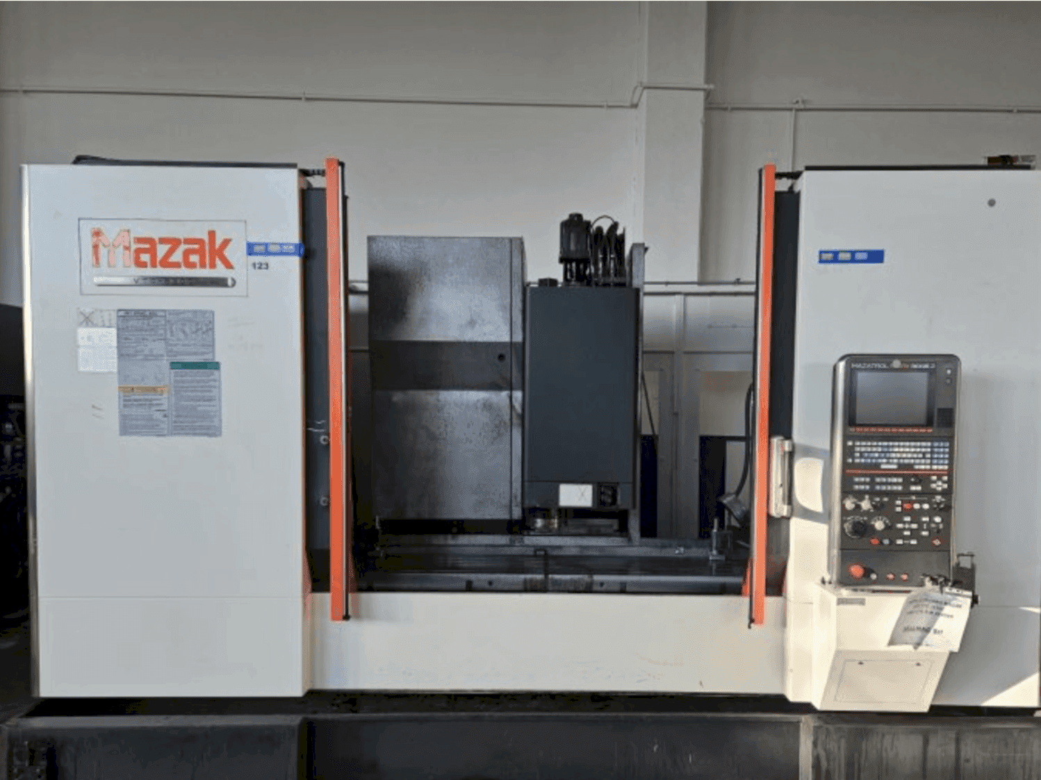 Makine Mazak VTC-530C - Önden görünüm