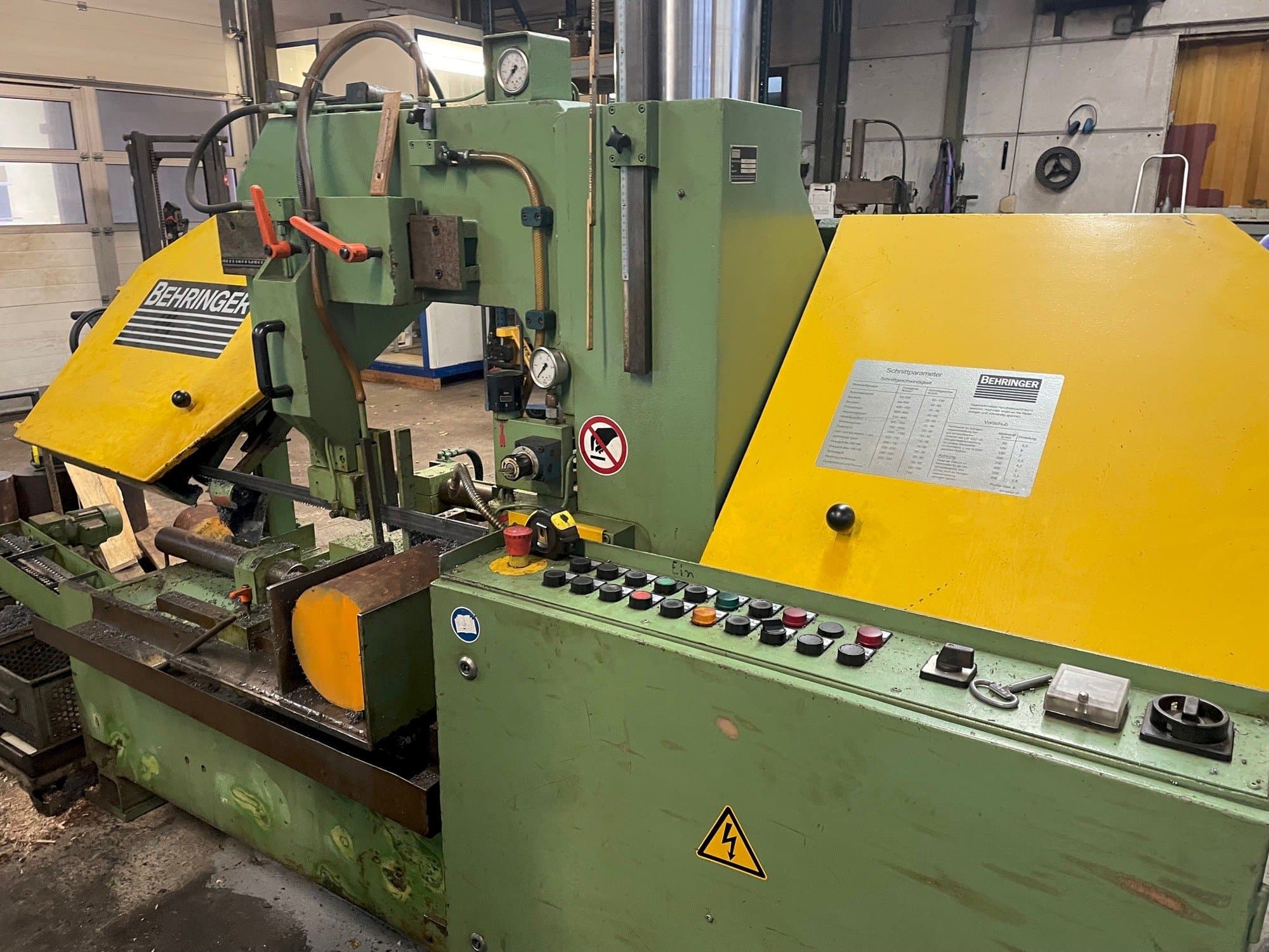 Makine Behringer HBP 400 A - Önden görünüm