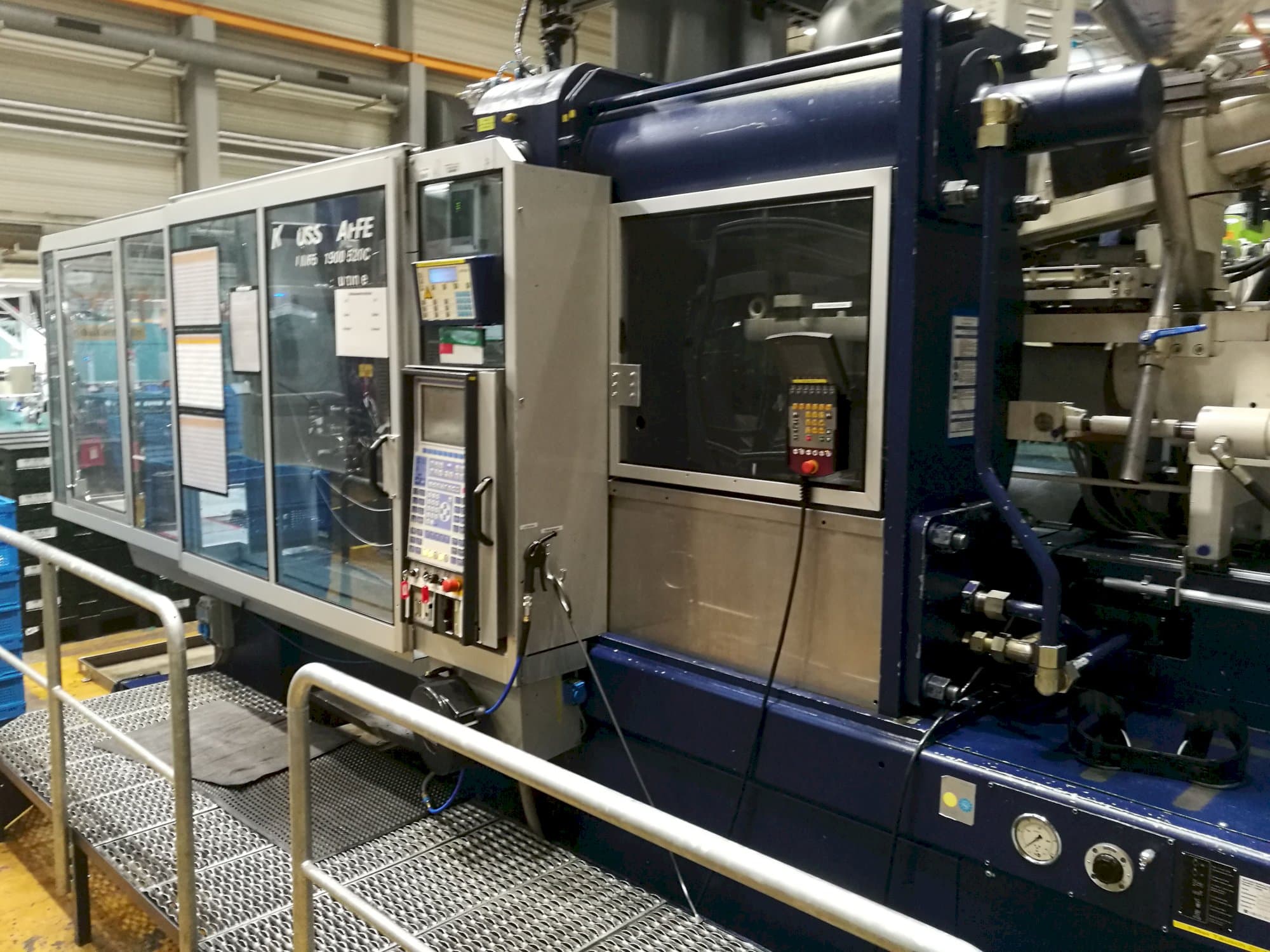 Makine Krauss Maffei - Sağdan görünüm 650-1900-520 CZ