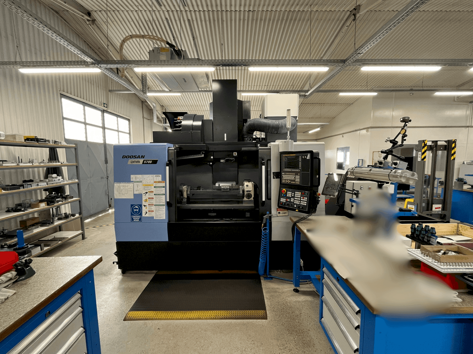 Makine  DOOSAN DNM 5700 - Önden görünüm