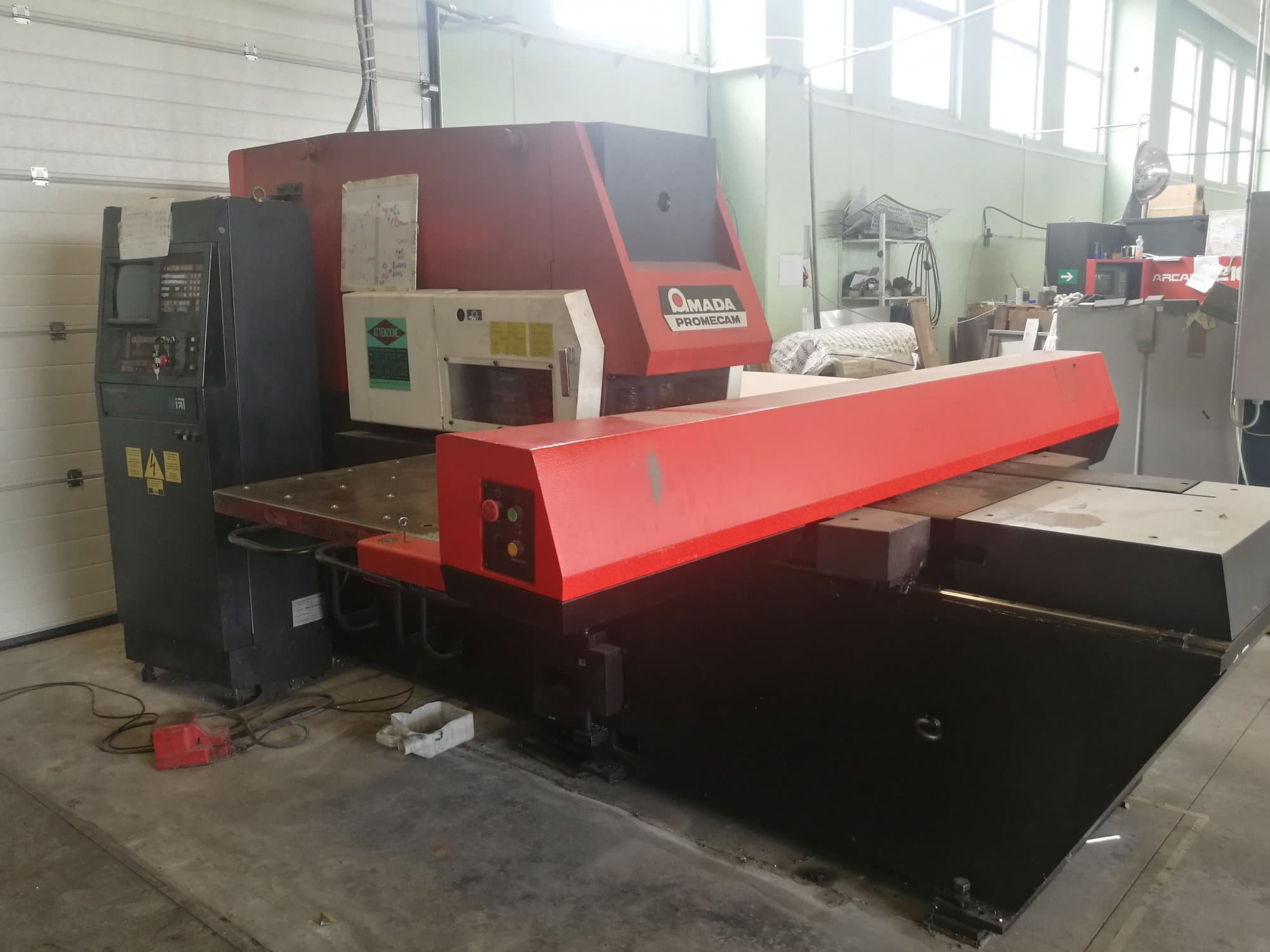 Makine  AMADA ARIES 245 - Sol görünüm