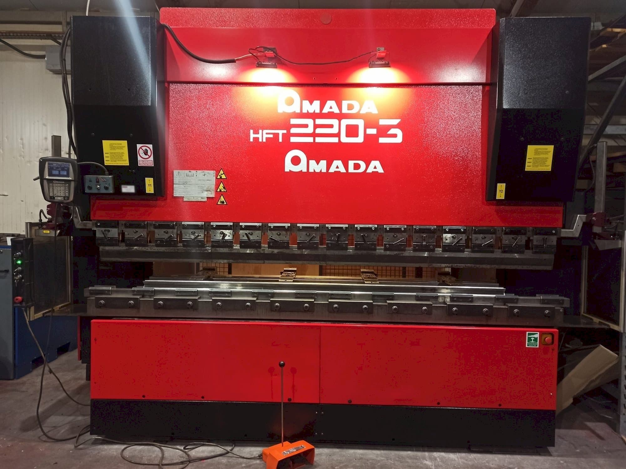 Makine AMADA HFT 220-3 - Önden görünüm