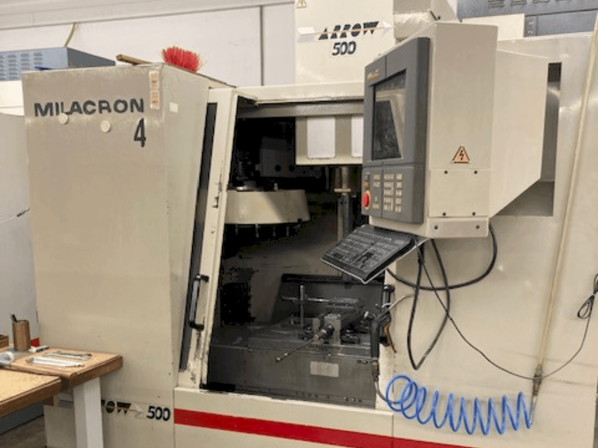 Makine Cincinnati Milacron Arrow 500 - Önden görünüm