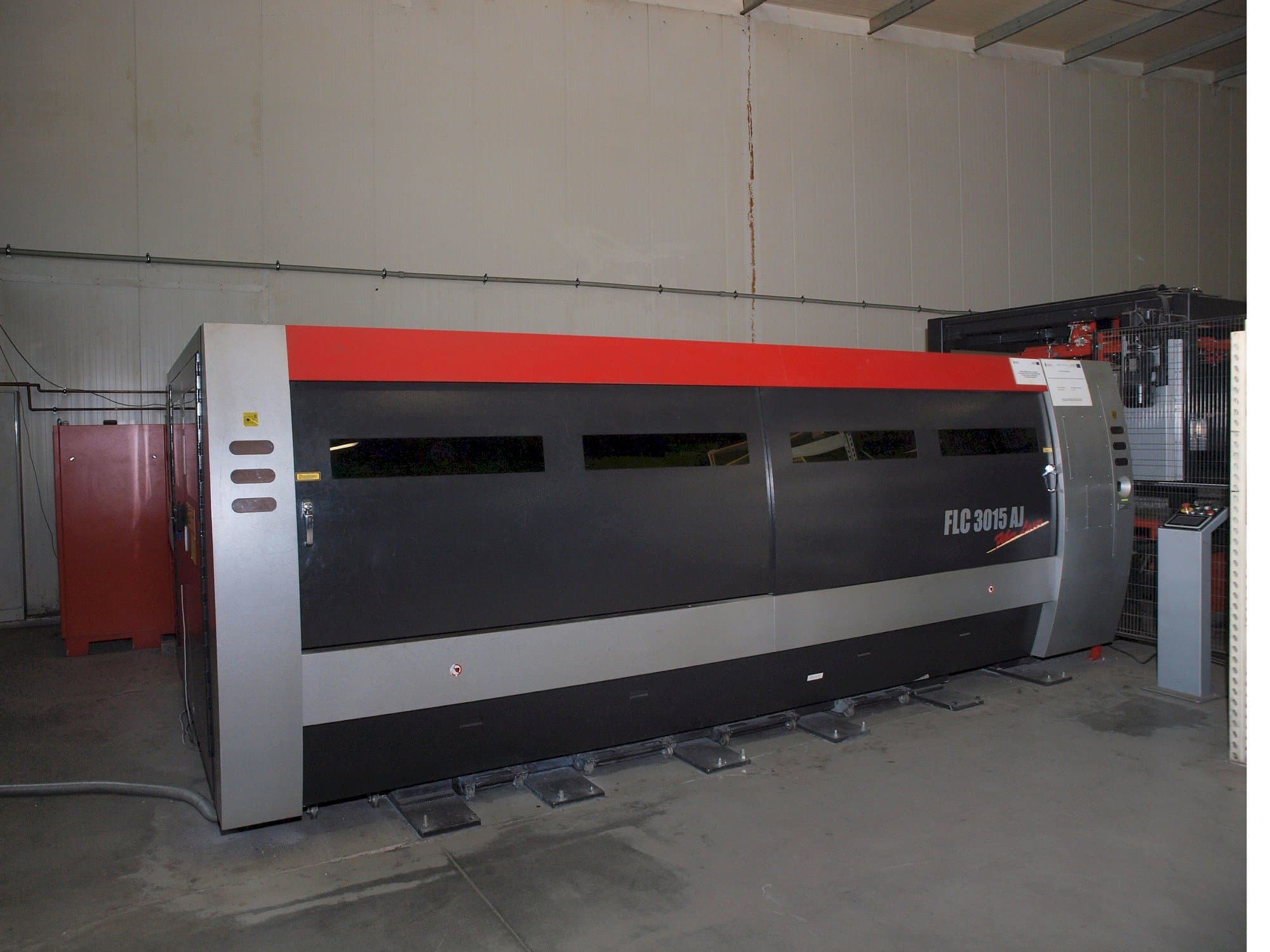 Makine AMADA LC-3015 AJ 2kW Fiber laser - Önden görünüm