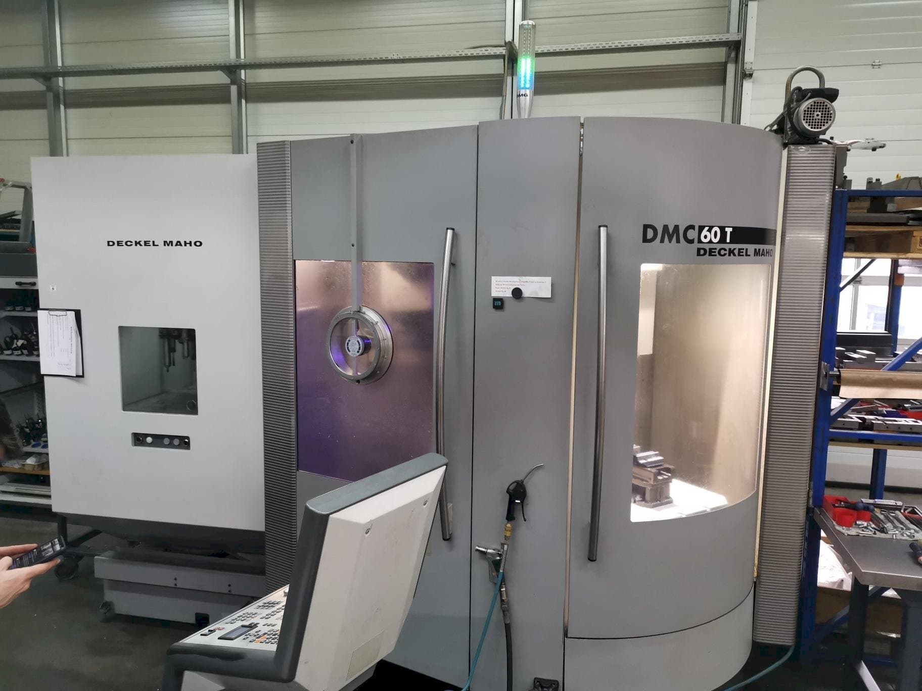 Makine DECKEL MAHO DMC 60T - Önden görünüm