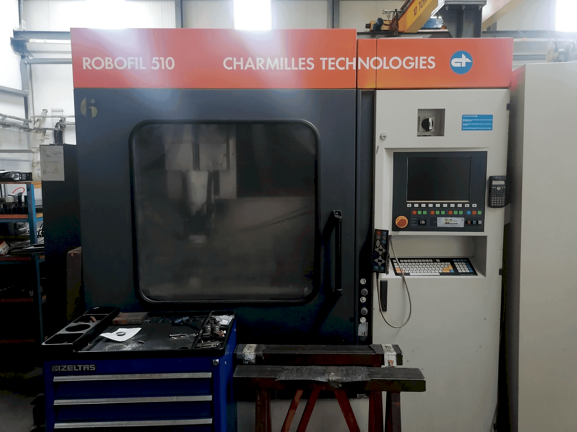 Makine CHARMILLES Robofil 510 - Önden görünüm