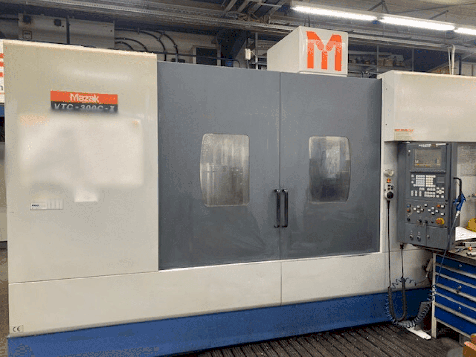 Makine Mazak VTC 300C II - Önden görünüm