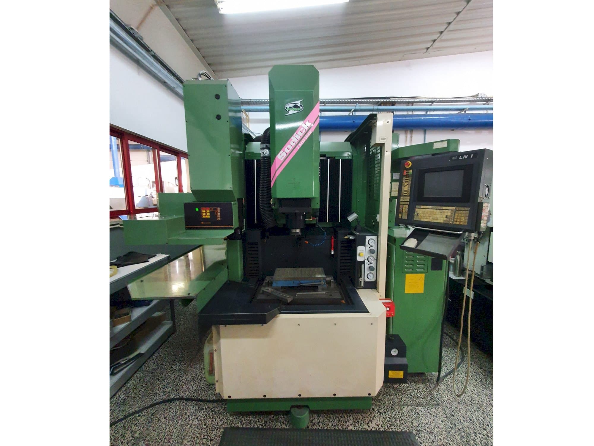 Makine Sodick AQ35L - Önden görünüm