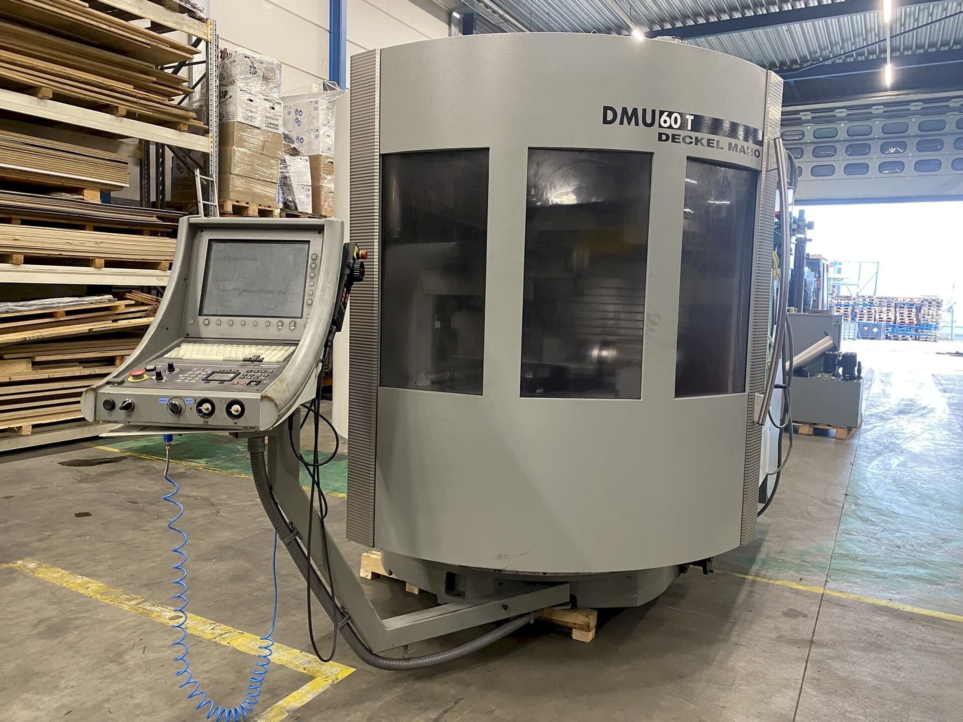 Makine DECKEL MAHO DMU60T - Önden görünüm