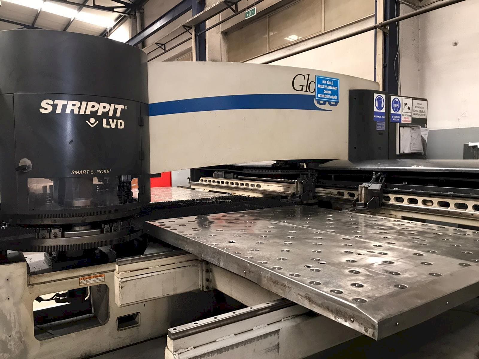 Makine LVD STRIPPIT Global 30 1525 - Önden görünüm