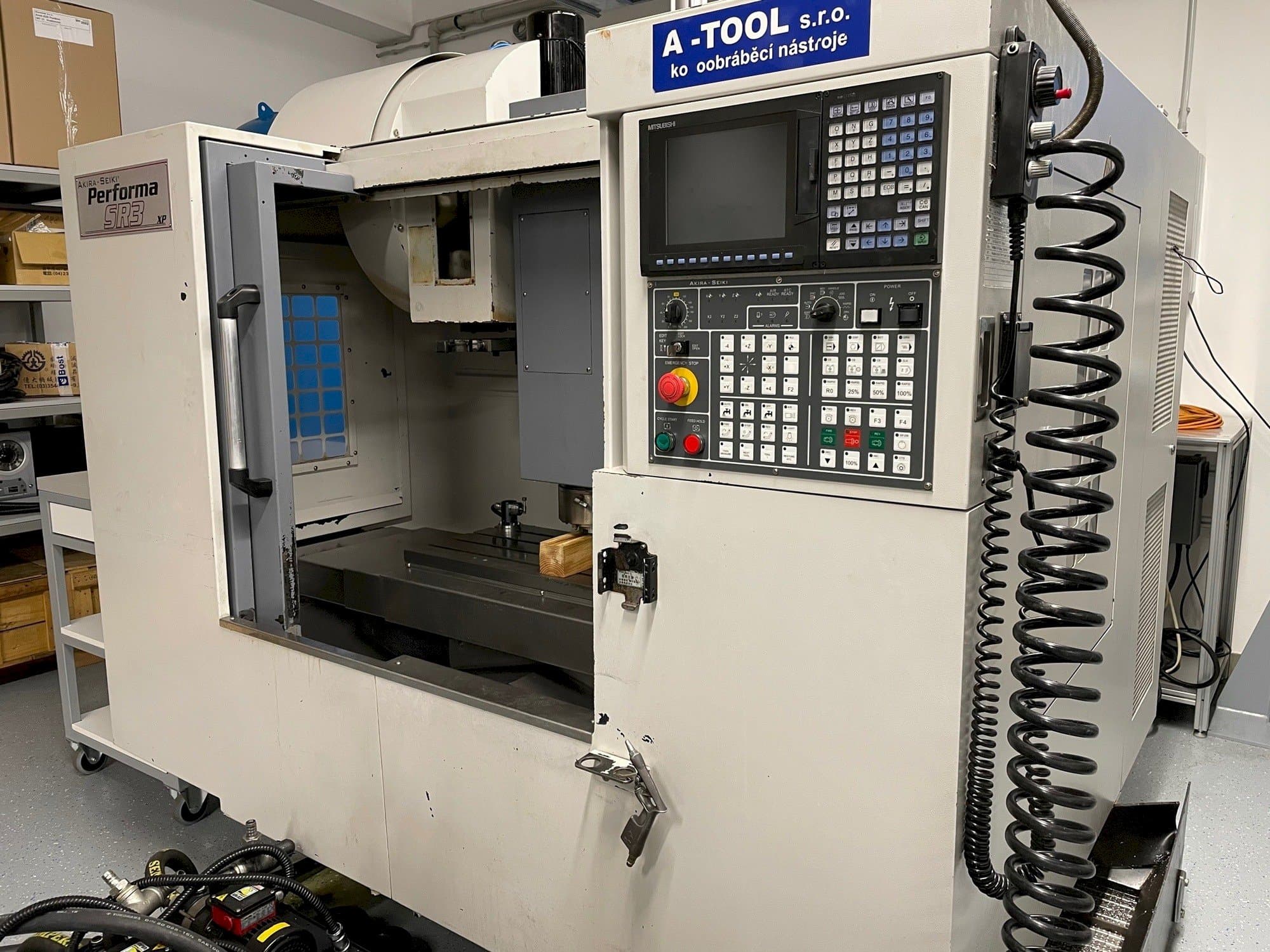 Makine  Akira Seiki SR3XP - Önden görünüm