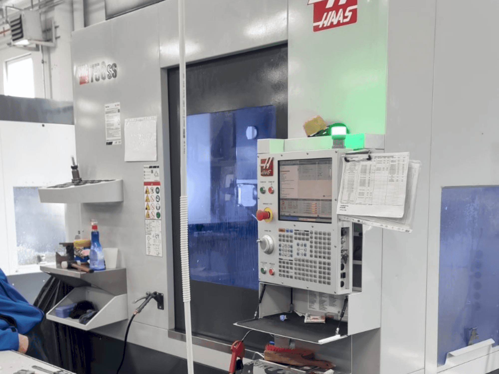Makine  HAAS UMC-750SS - Önden görünüm
