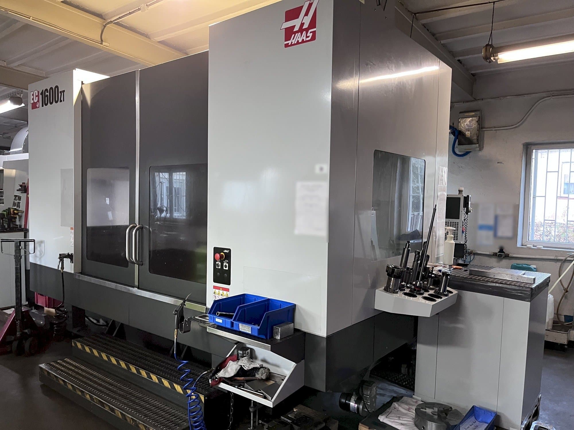 Makine HAAS EC-1600 ZT - Önden görünüm