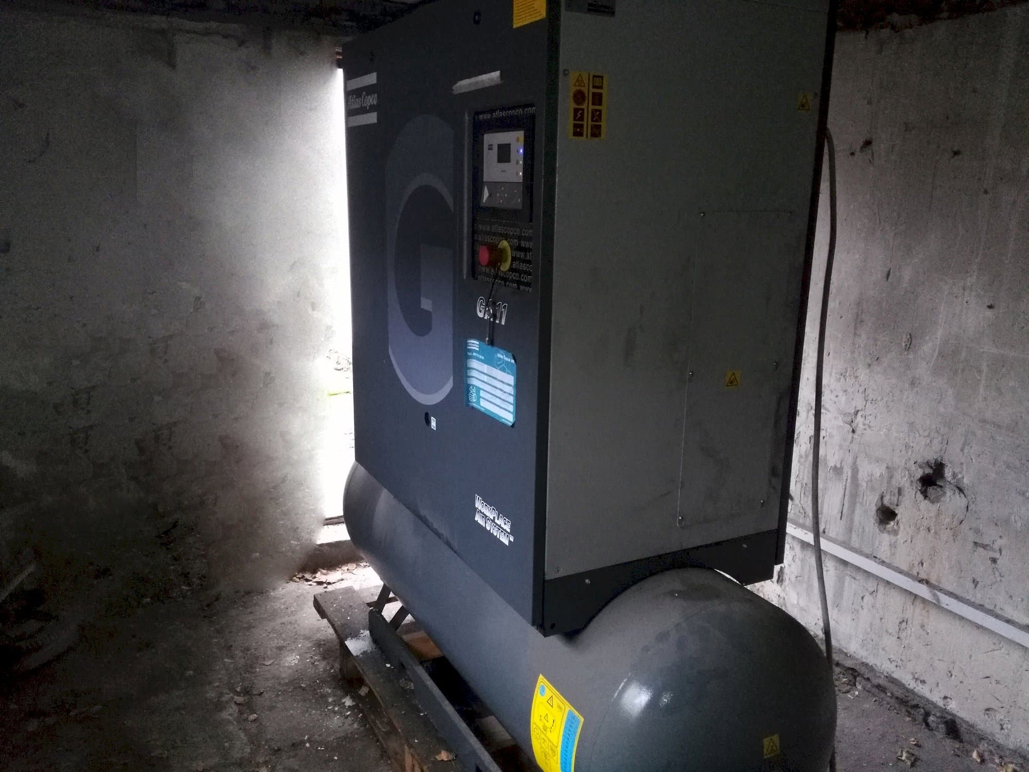 Makine Atlas Copco GA11P - Önden görünüm