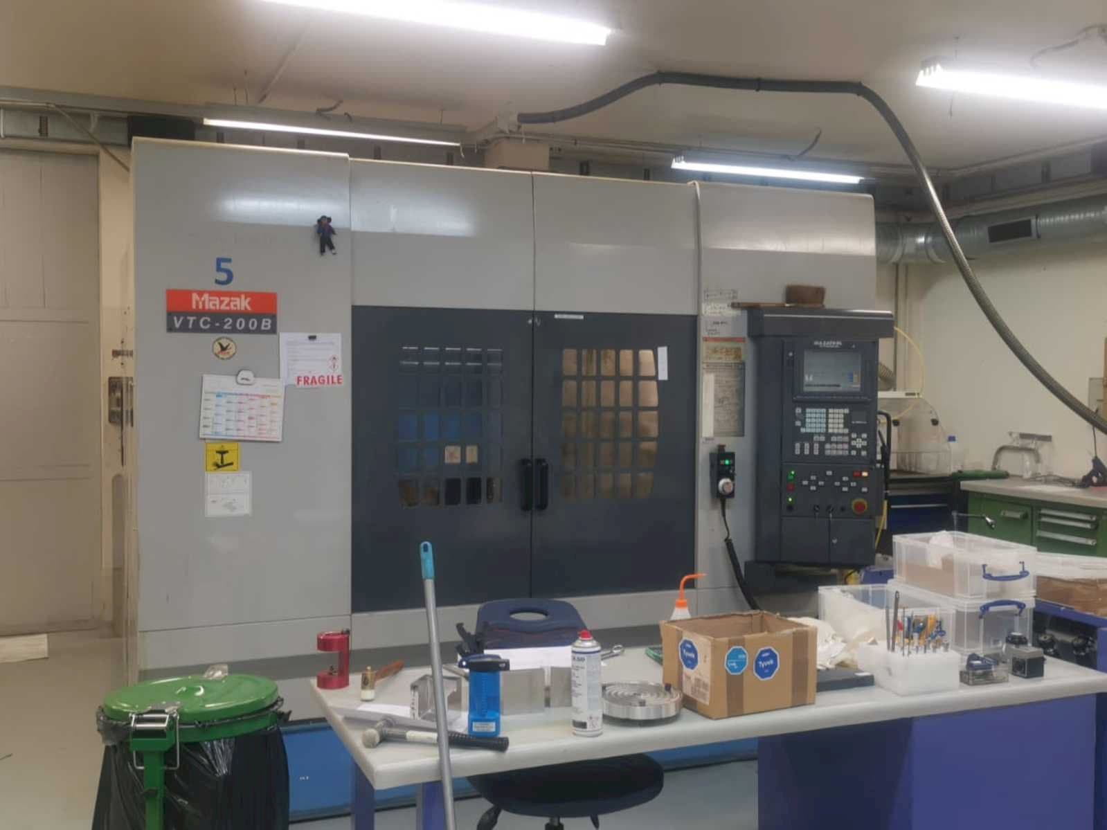 Makine Mazak VTC 200B - Önden görünüm
