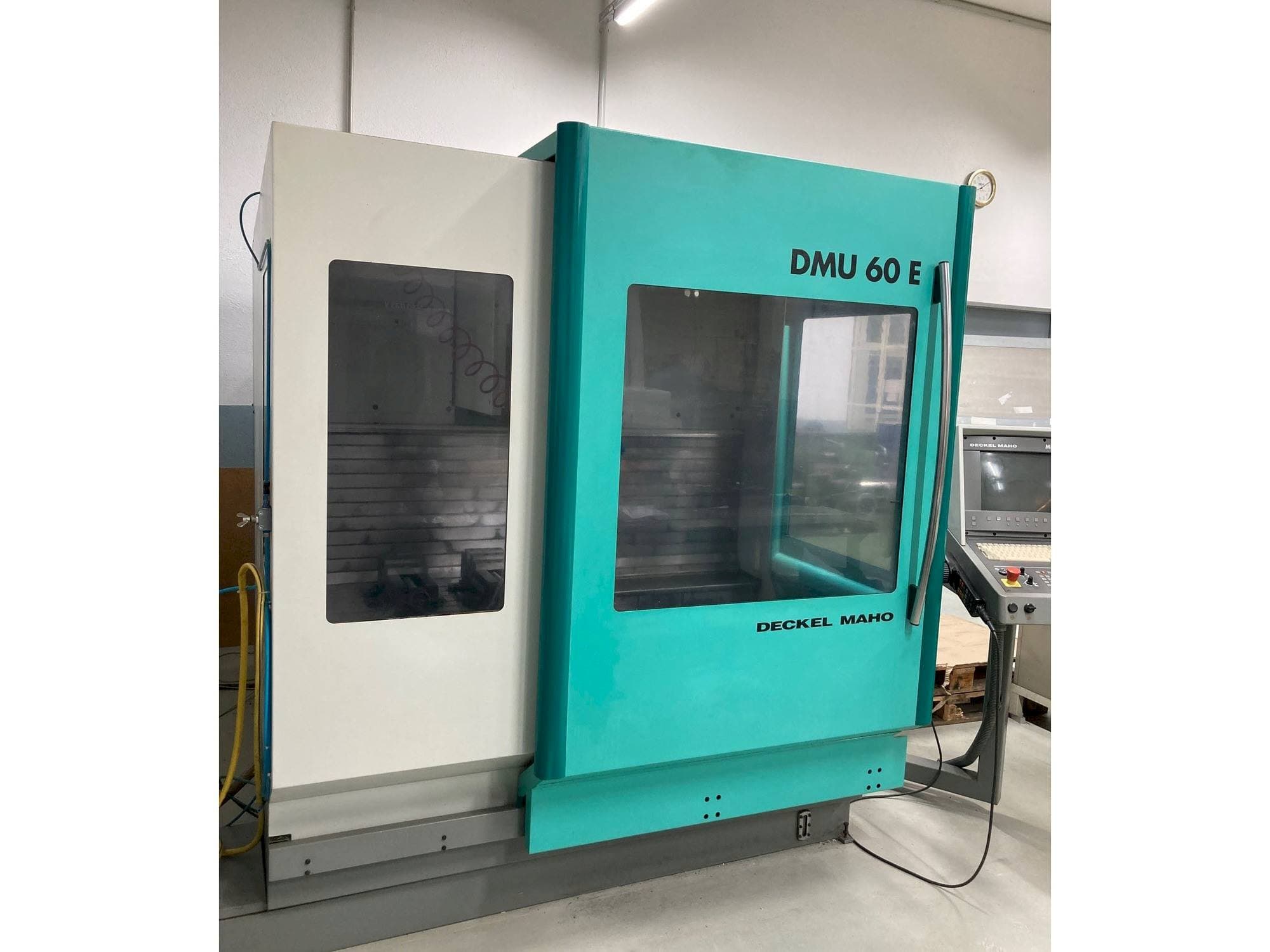 Makine DECKEL MAHO DMU 60 E - Önden görünüm