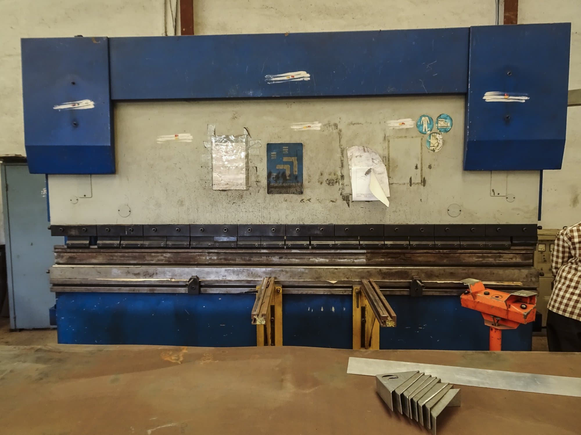 Makine Hindustan Hydraulics - Önden görünüm EHP 110