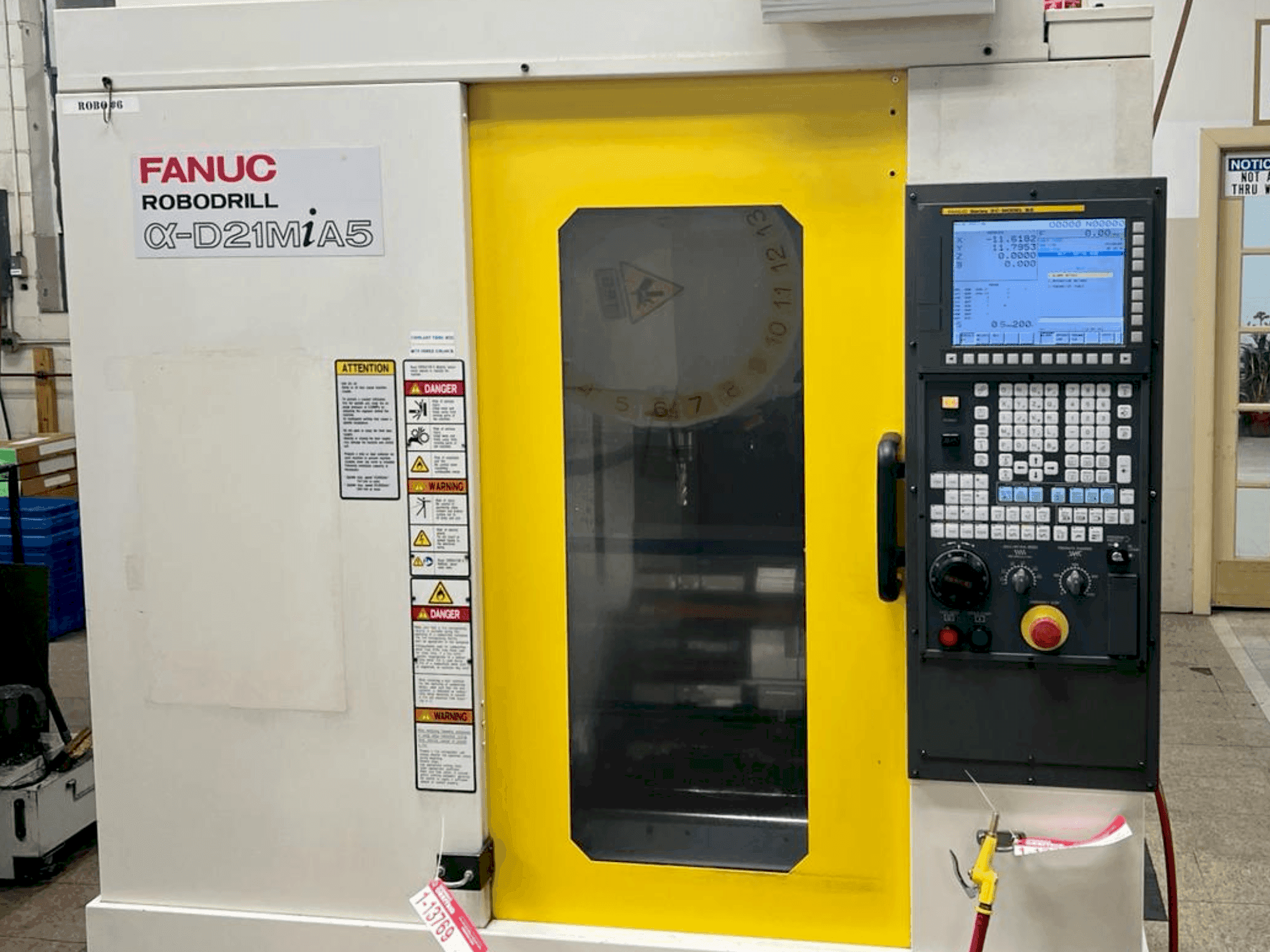 Makine  FANUC Robodrill D21MiA5 - Önden görünüm
