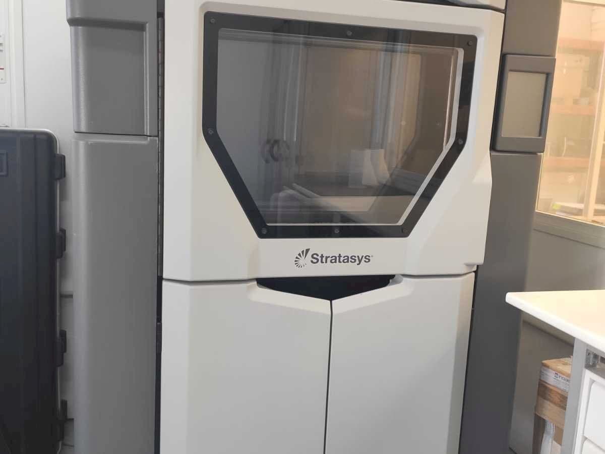 Makine  Stratasys Fortus 450MC - Önden görünüm