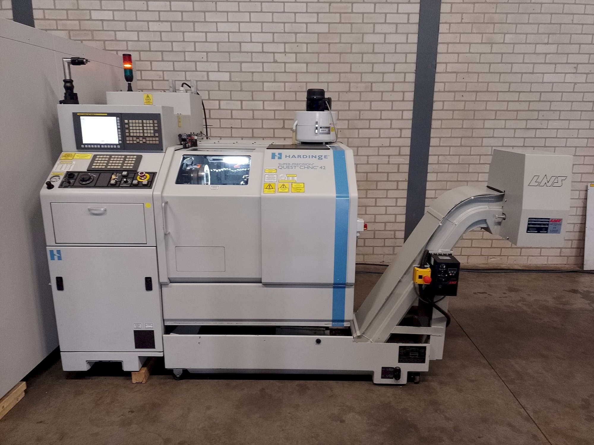 Makine HARDINGE Quest chnc 42 - Önden görünüm