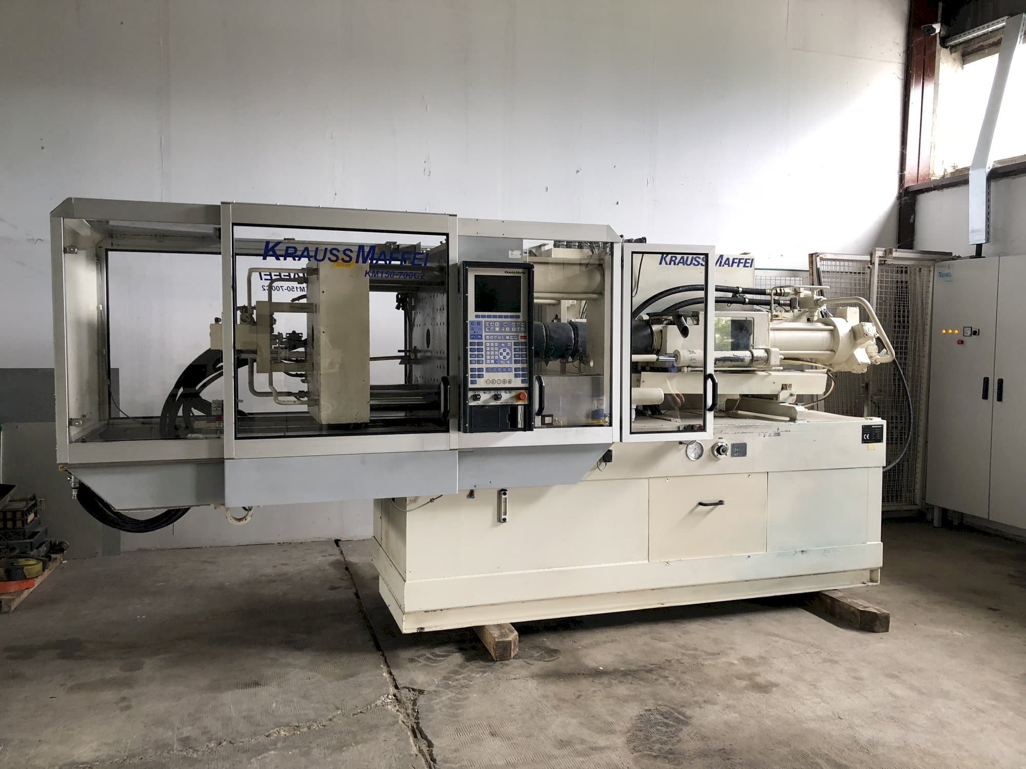 Makine Krauss Maffei 150-700 C2 - Önden görünüm