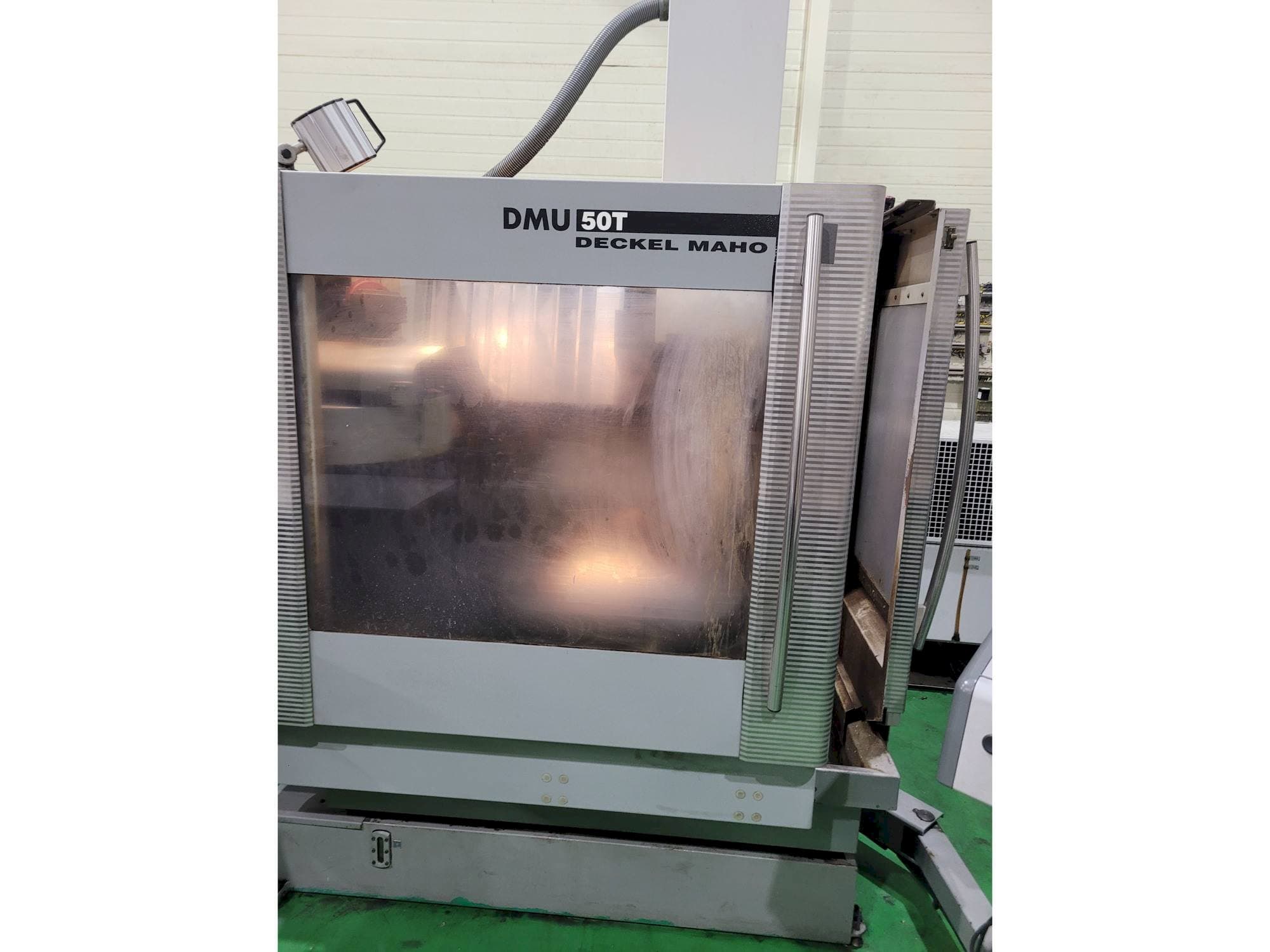 Makine DECKEL MAHO DMU 50 T - Önden görünüm