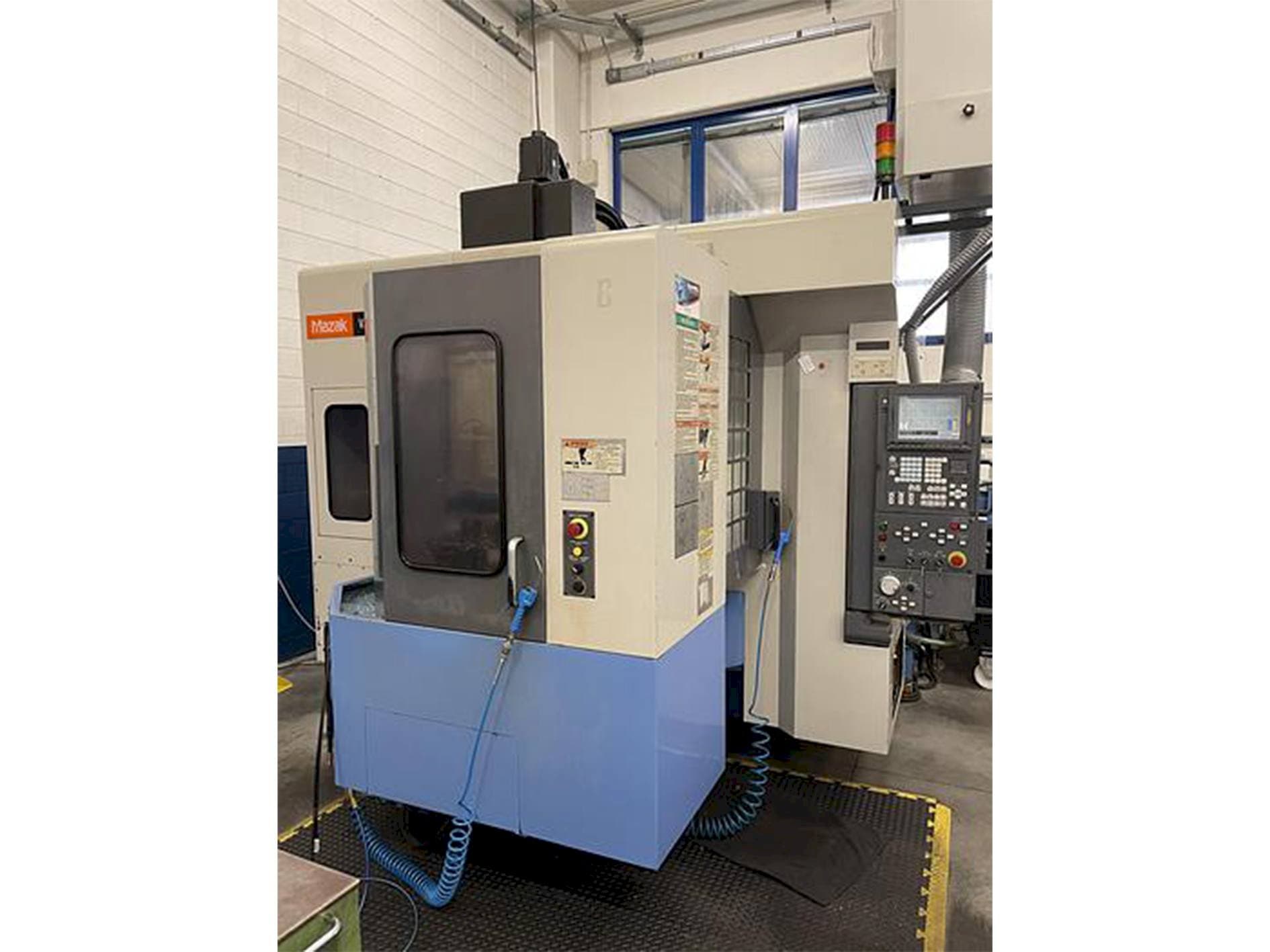 Makine Mazak Variaxis 500-5X - Önden görünüm